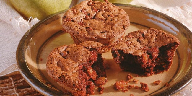 Prato com três muffins de chocolate.
