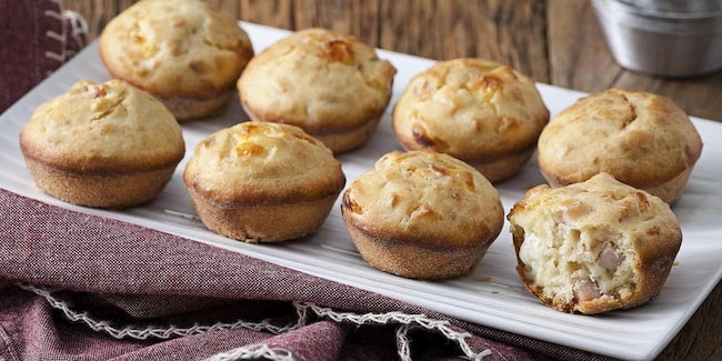 Travessa branca com muffins salgados.