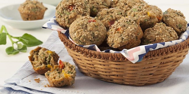 Cesta com paninho e muffins de vegetais.