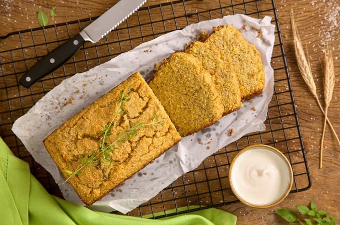 Pão de cebola com aveia com fatias cortadas.