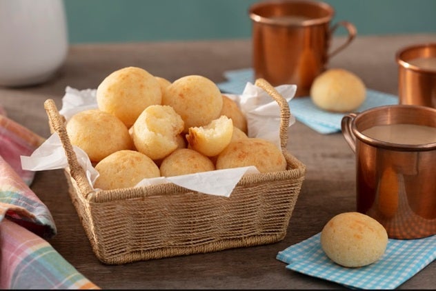 Cesta com pães de queijo mineiro.