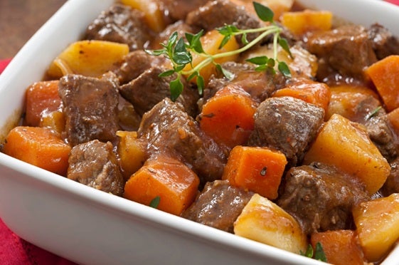 Picadinho de carne com batatas e cenoura.