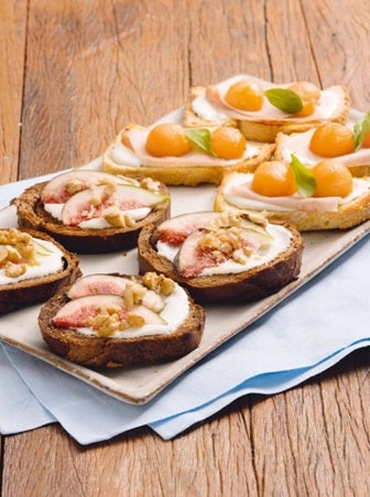 Torradinhas de figo com nozes, iogurte e mel.