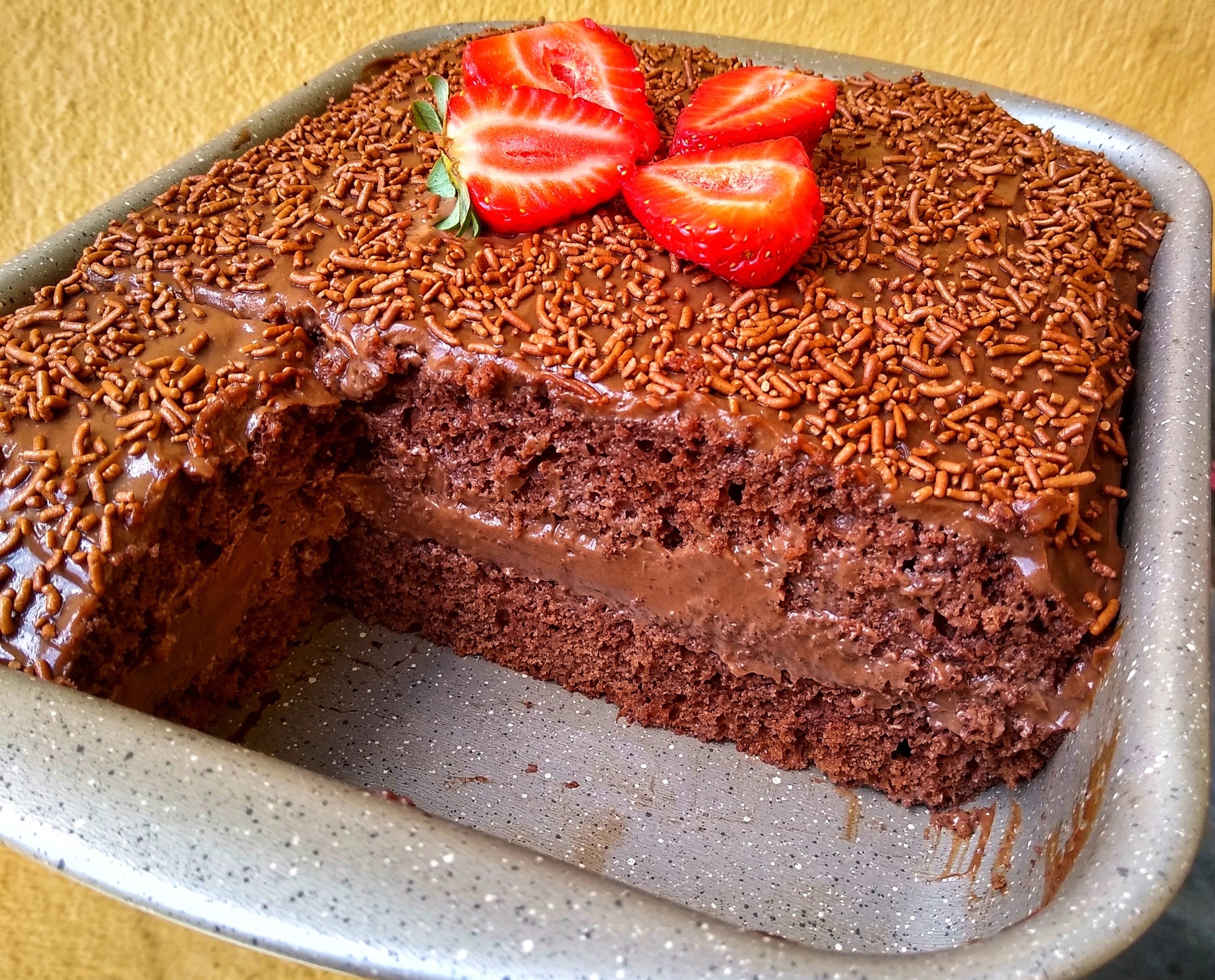 Receita de Bolo Chocolatudo com Recheio de Brigadeiro