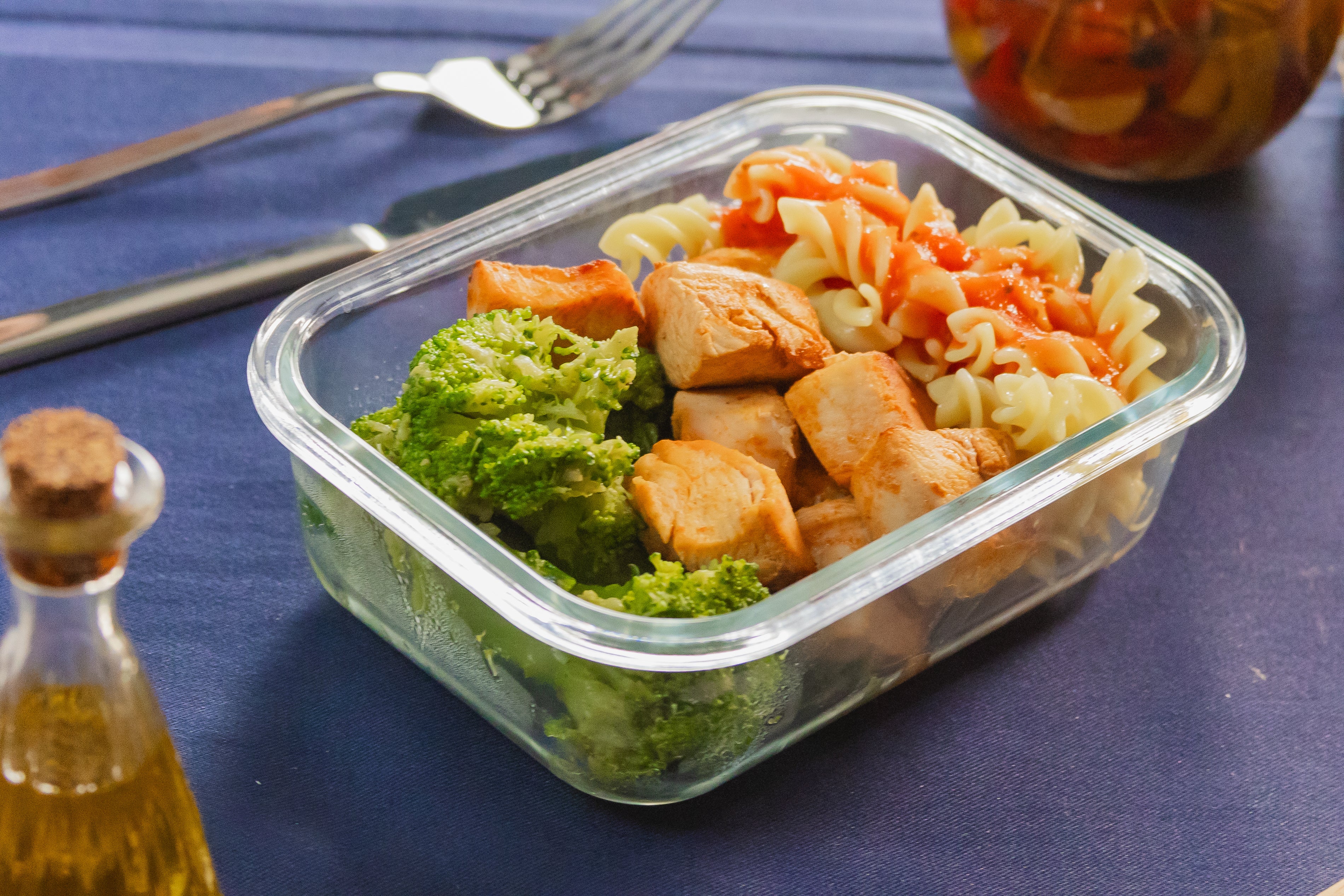 Receita de Marmita de Frango Grelhado em Cubos com Macarrão Sem Glúten e Brócolis