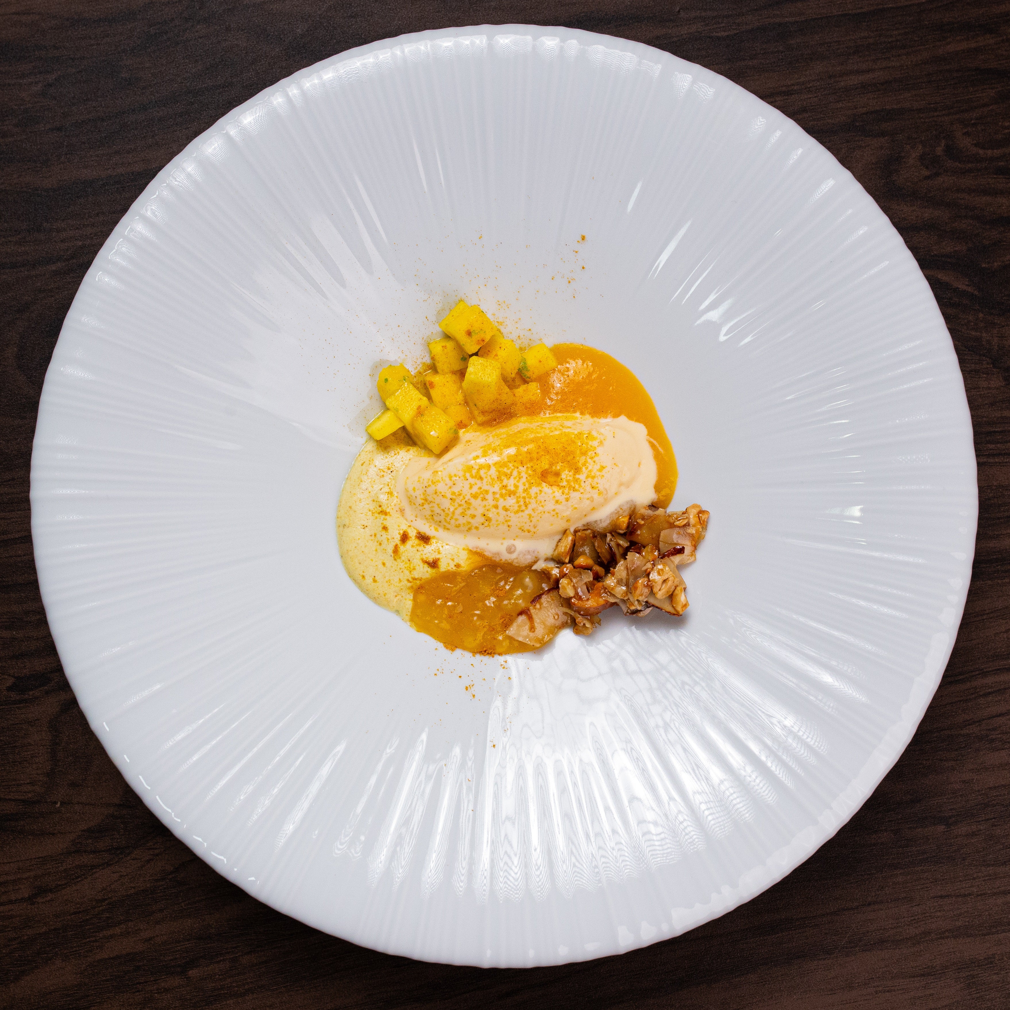 Receita de Sorvete de Tapioca com Lírio-do-brejo, Manga, Curry e Crocante de Castanha com Rapadura
