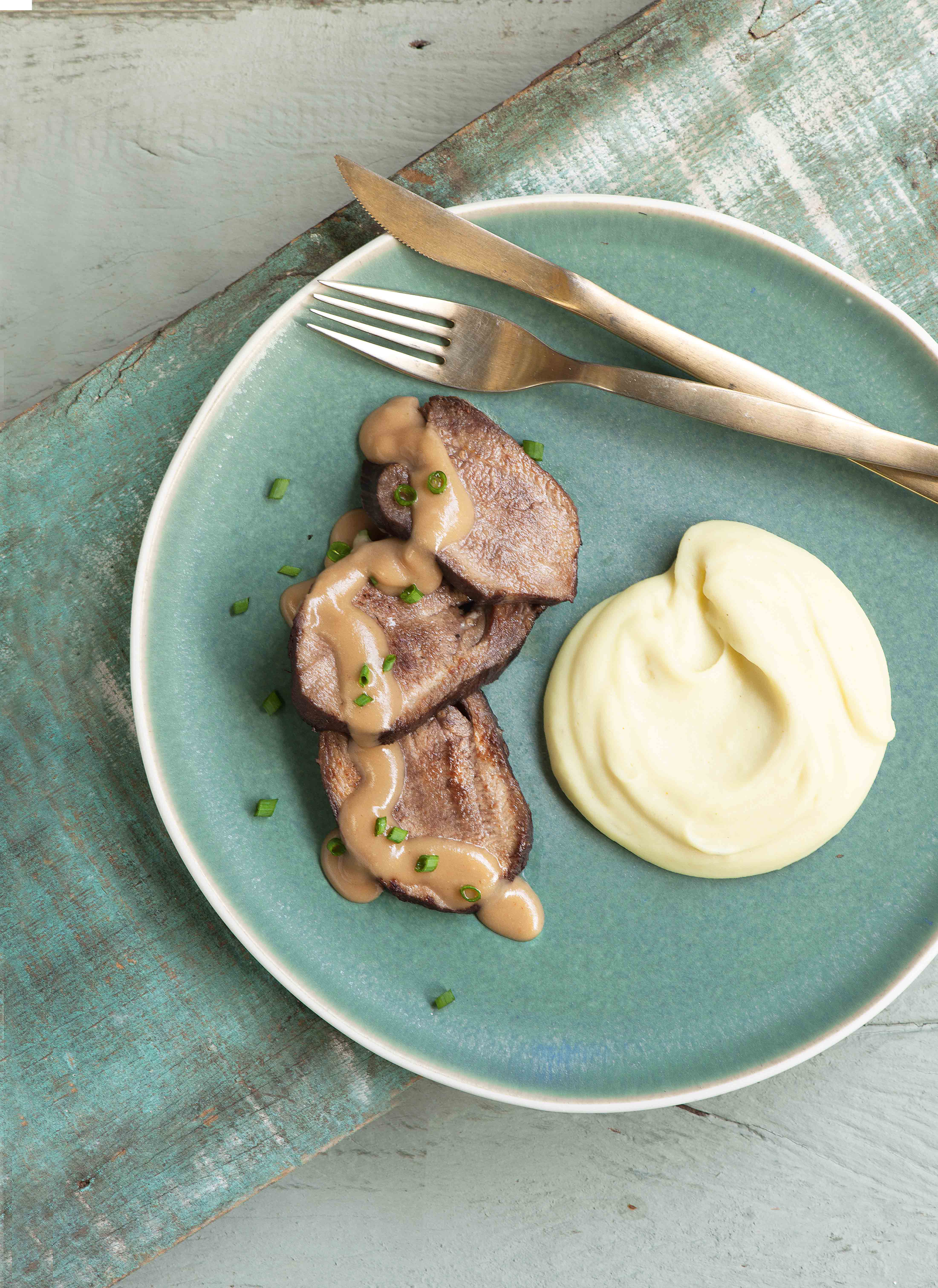 Língua Com Molho de Mostarda e Vinho