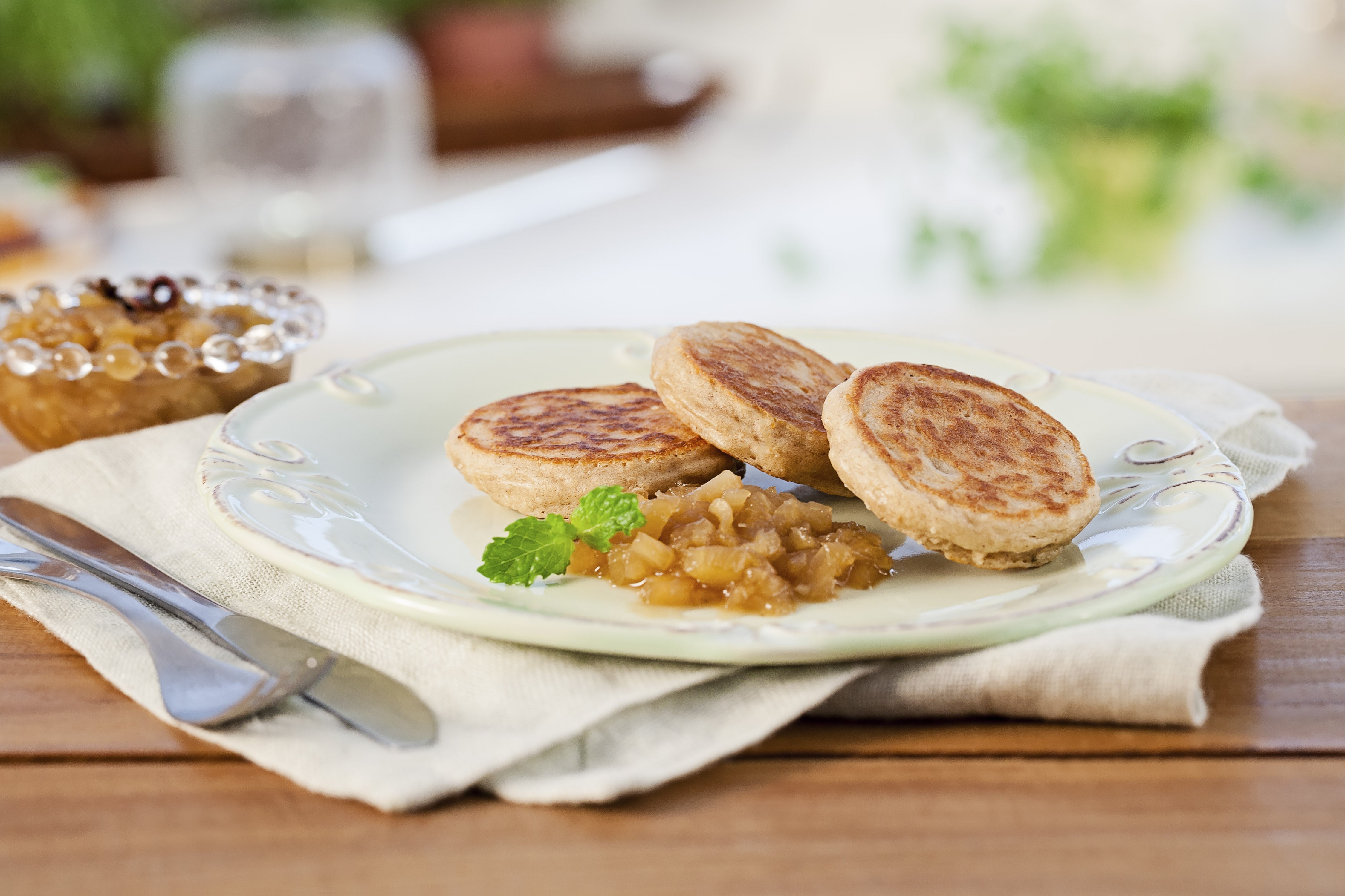 Mini Pancake de Aveia Sem Glúten com Geleia de Abacaxi