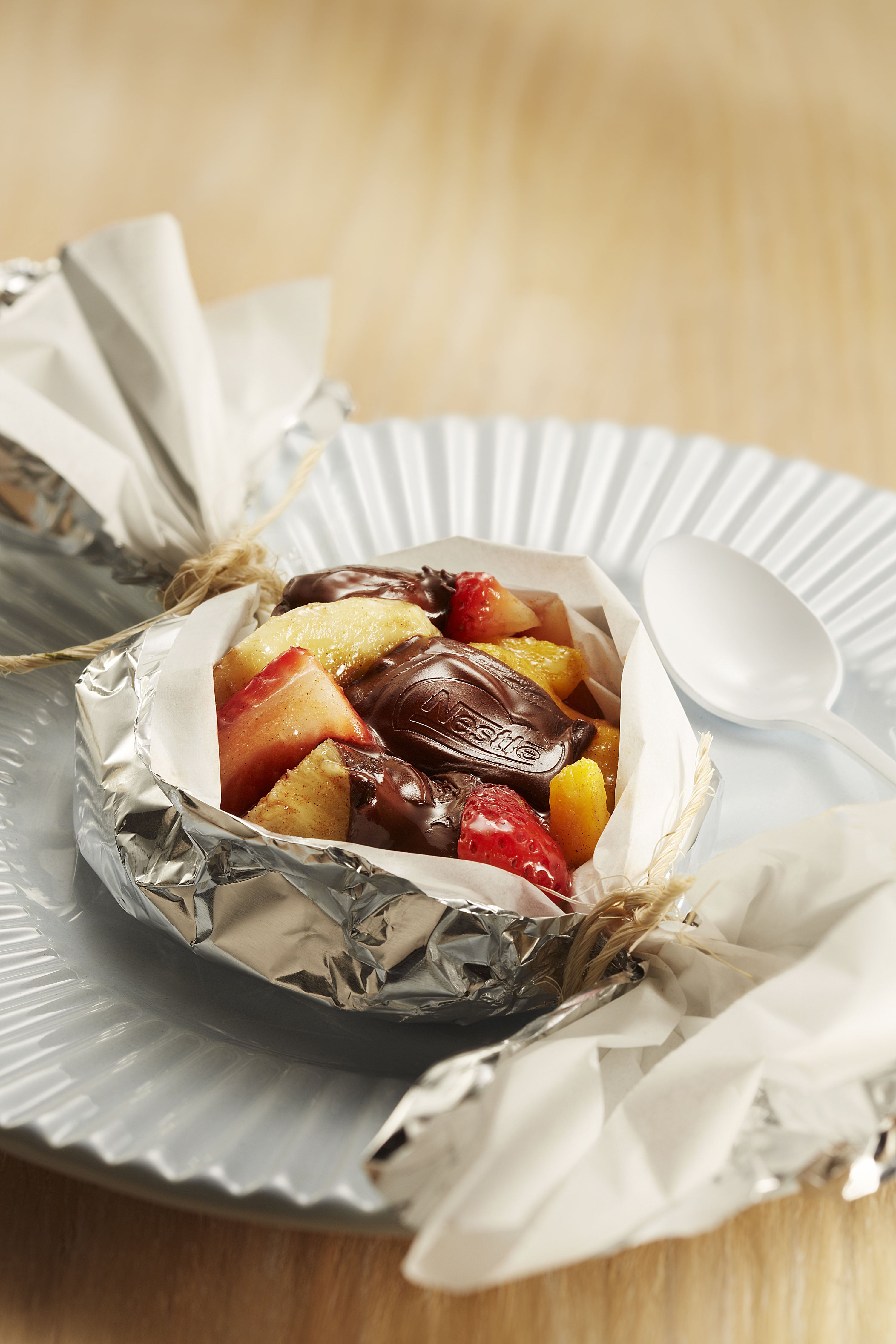 Papillote de Frutas e Chocolate Nestlé Classic Meio Amargo