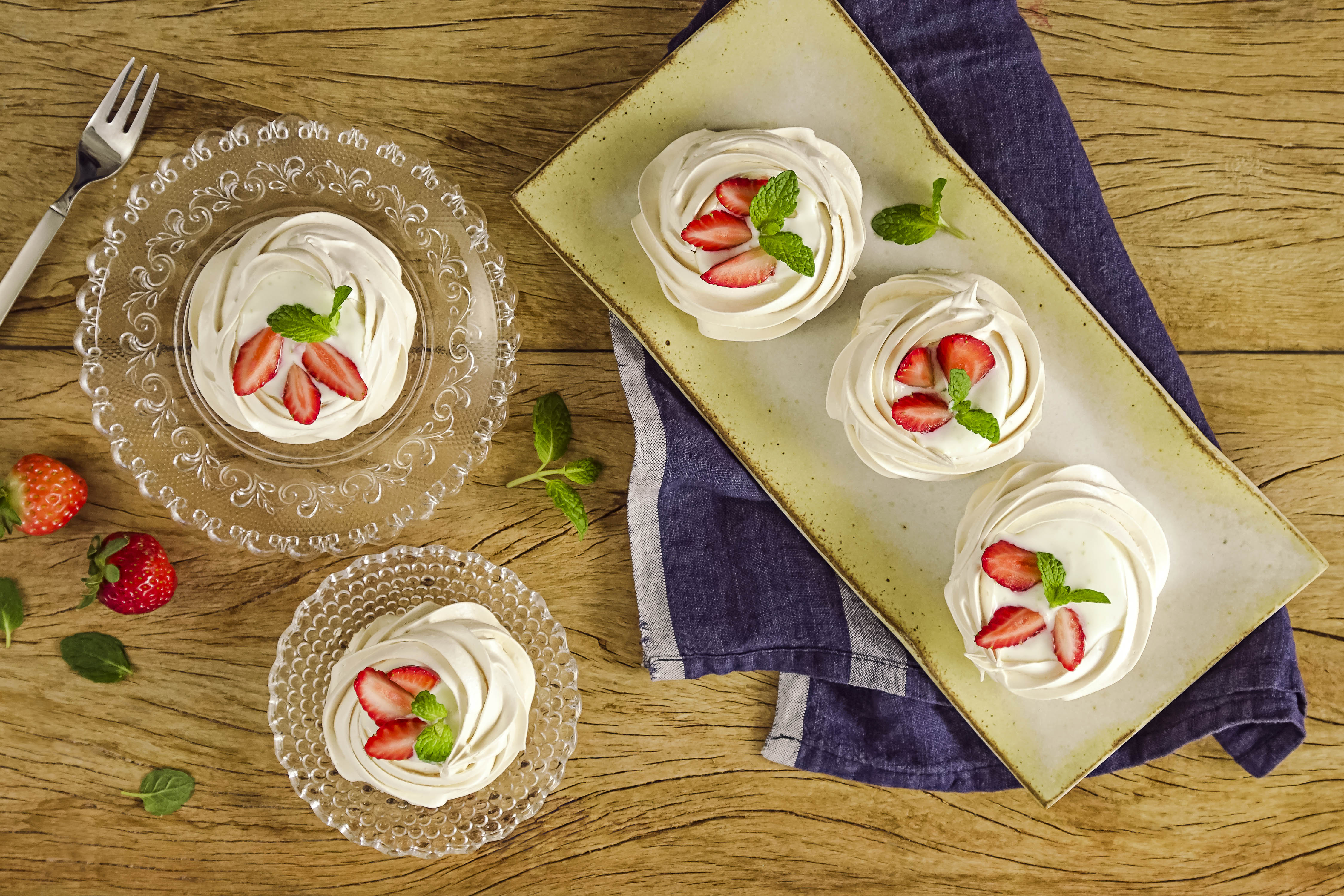 Pavlova de Iogurte Grego com Morango