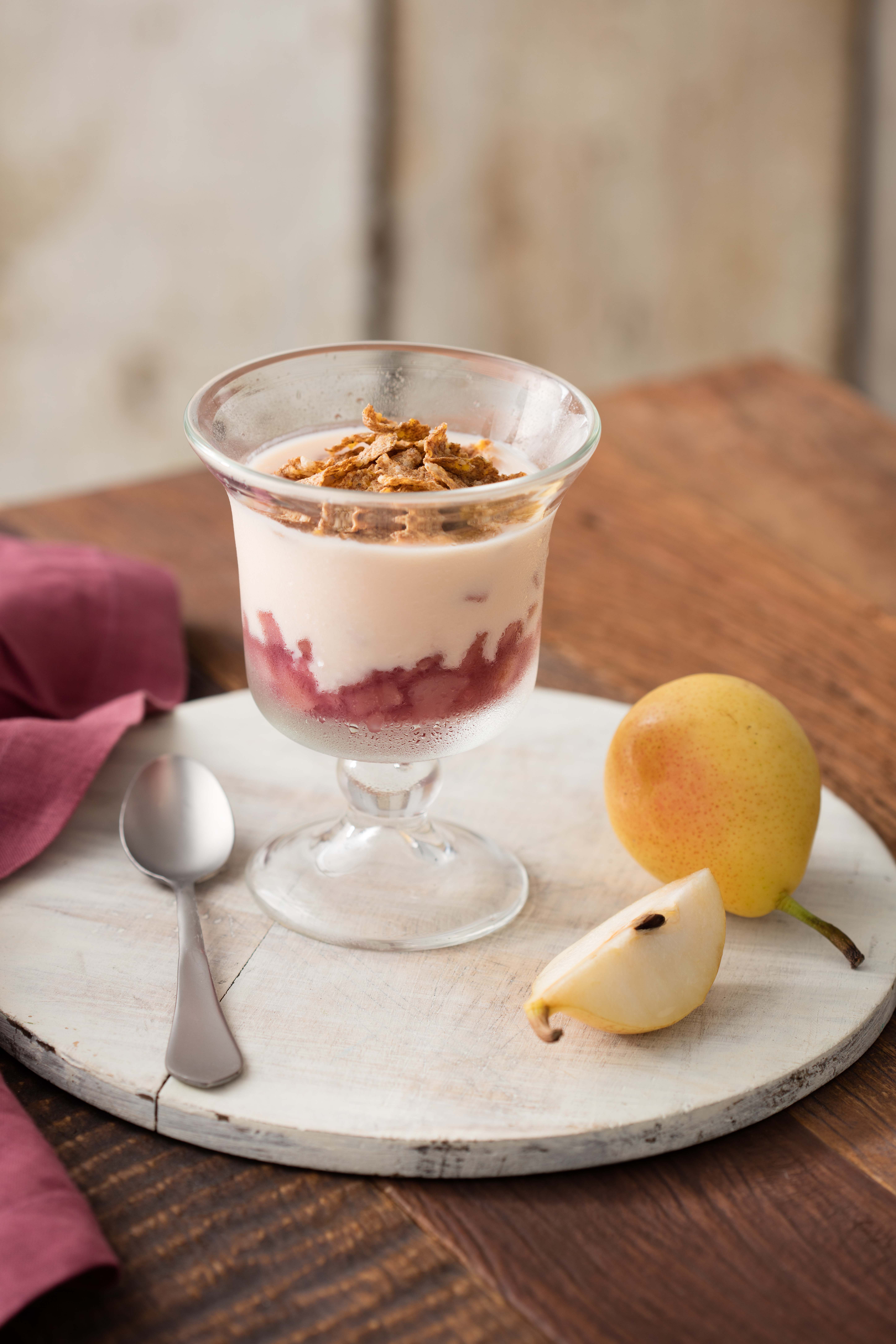 Tacinha de Iogurte Vitamina de Frutas com Peras ao Suco de Uva e Nesfit
