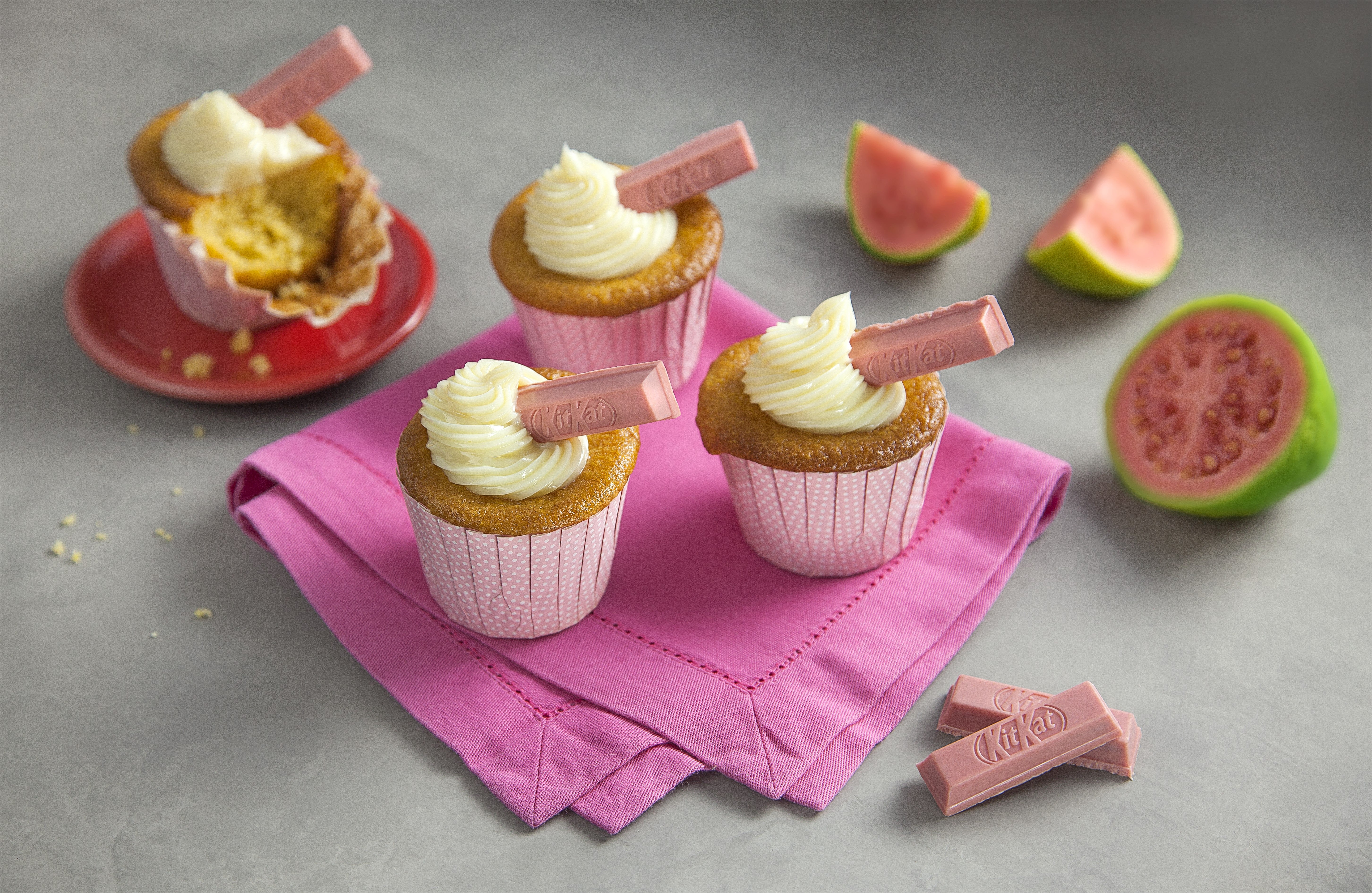 Cupcake de Fubá com KitKat Guava