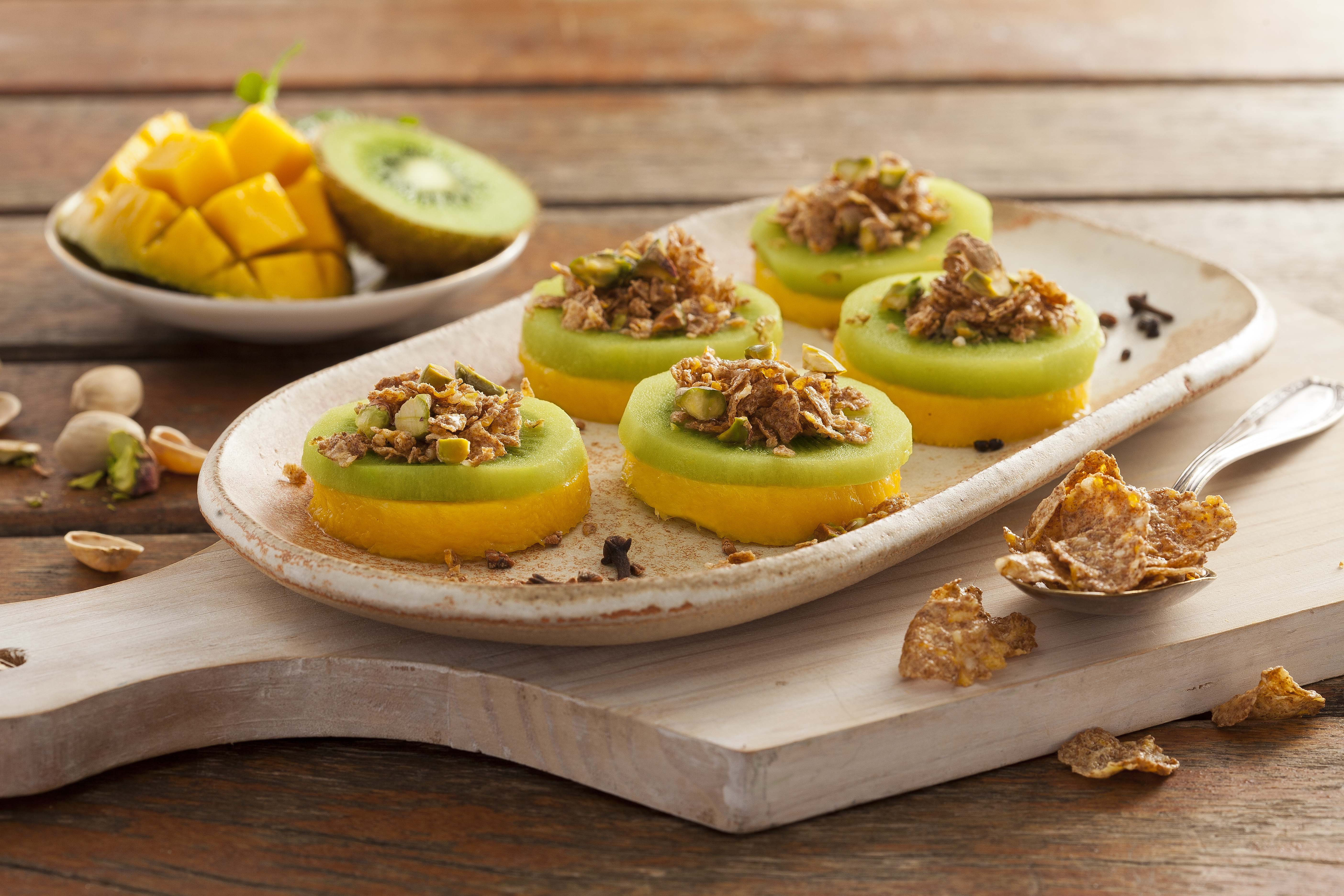 Canapés de Frutas Aromatizadas com Crocante de Nesfit e Pistache