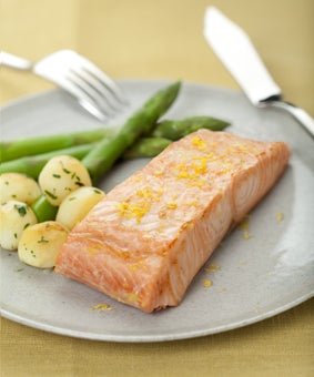 Peixe Grelhado: Salmão com Aspargos e Batata-Bolinha ao Limão Siciliano