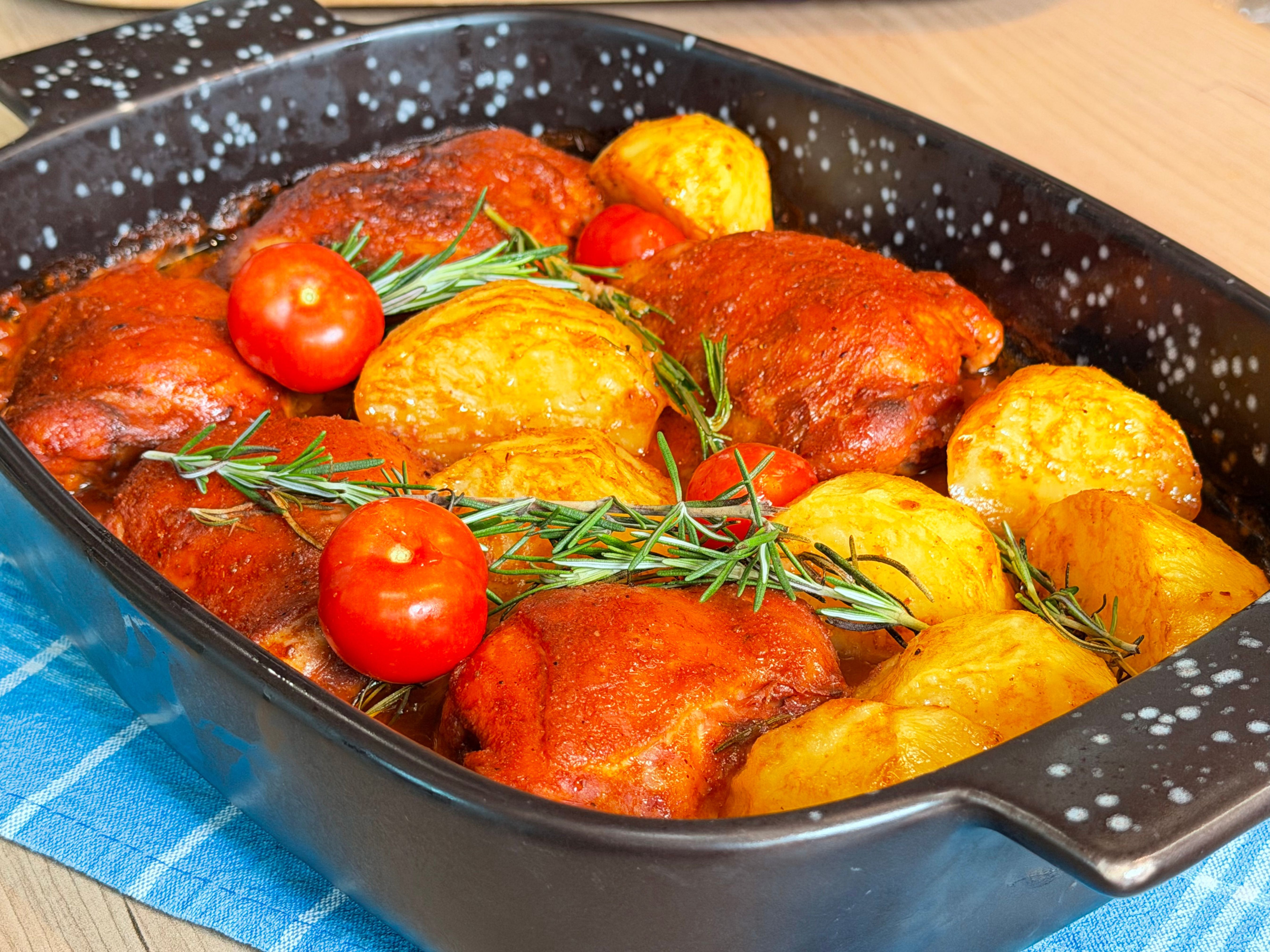 Receita de Sobrecoxas Marinadas no Iogurte com Batatas Assadas