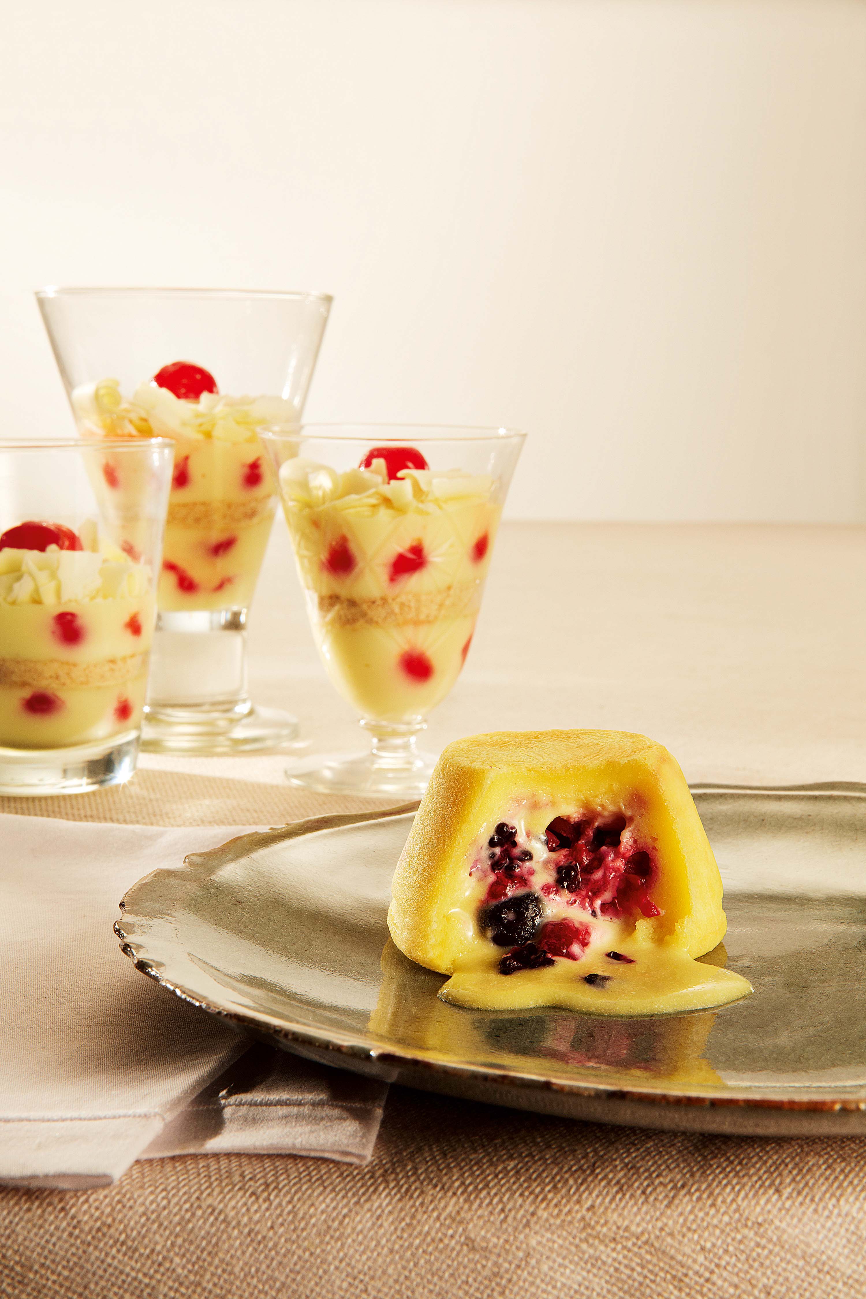 Petit Gateau Moça com Frutas Vermelhas e Floresta Branca de Colher