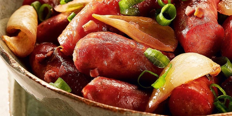 Linguiça Acebolada ao Vinho