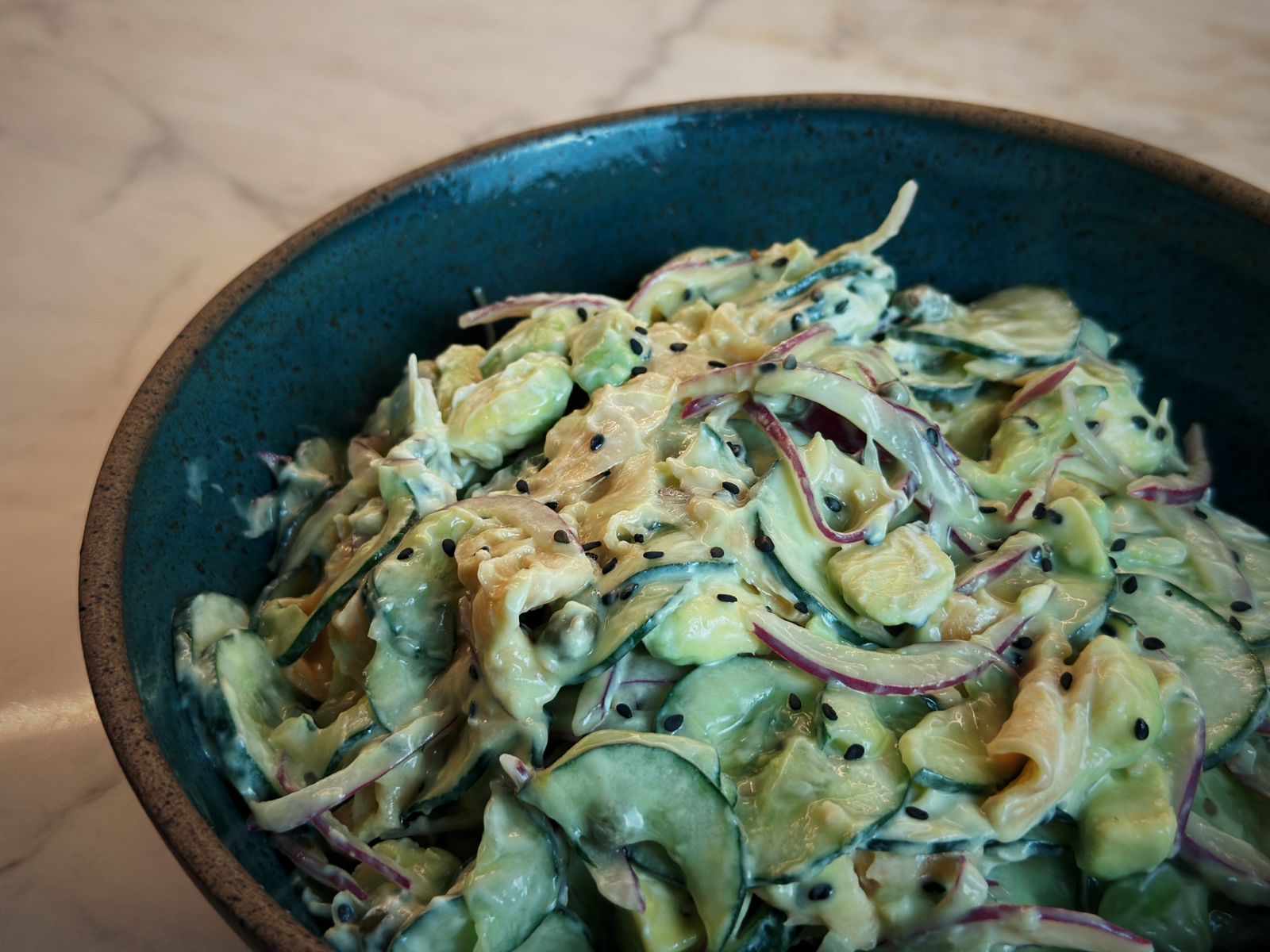 Receita de Salada Viral de Pepino, Salmão e Abacate