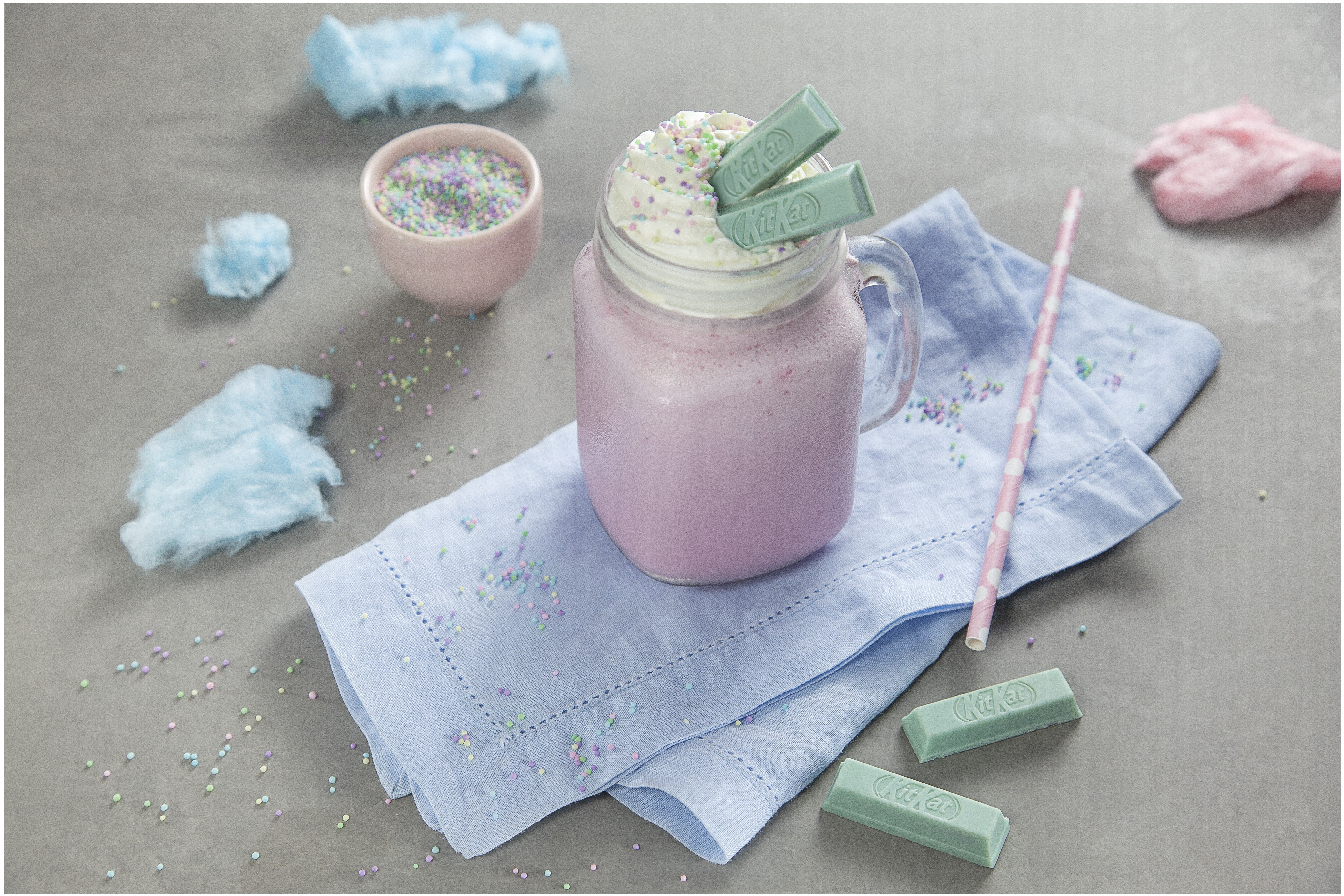 Milkshake de Morango com Kit Kat Cotton Candy