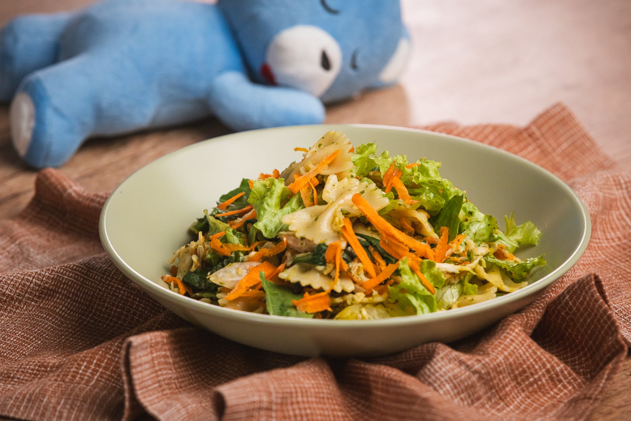 Receita de Saladinha de Macarrão Colorida de Frango e Molho Pesto com Mucilon