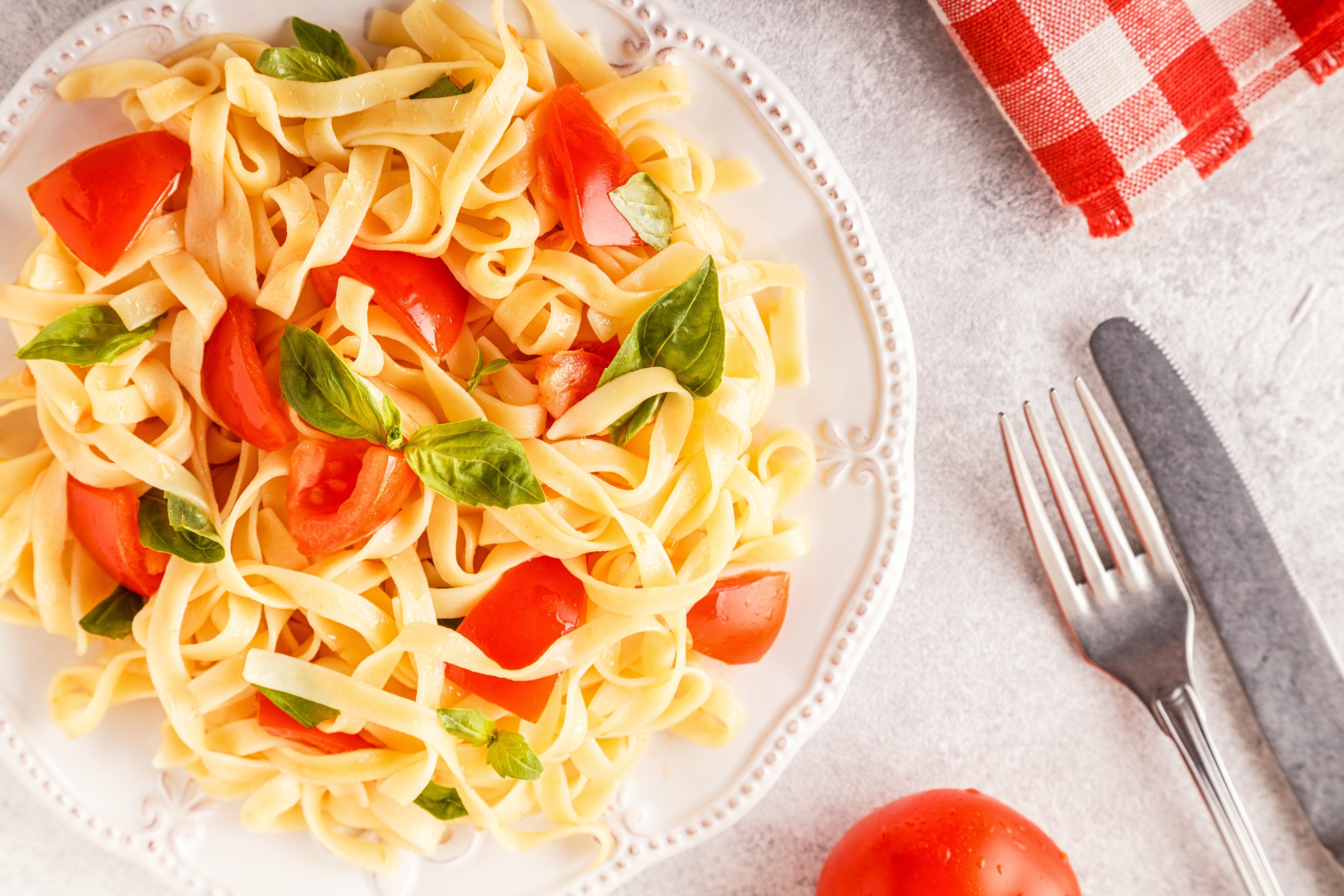 Macarrão com Tomate e Manjericão