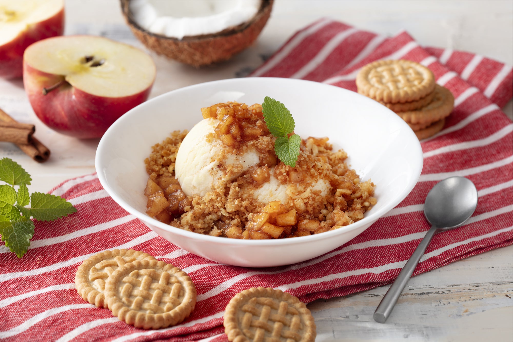 Sundae com Calda Quente de Maçã e Farofa de Biscoito Tostines
