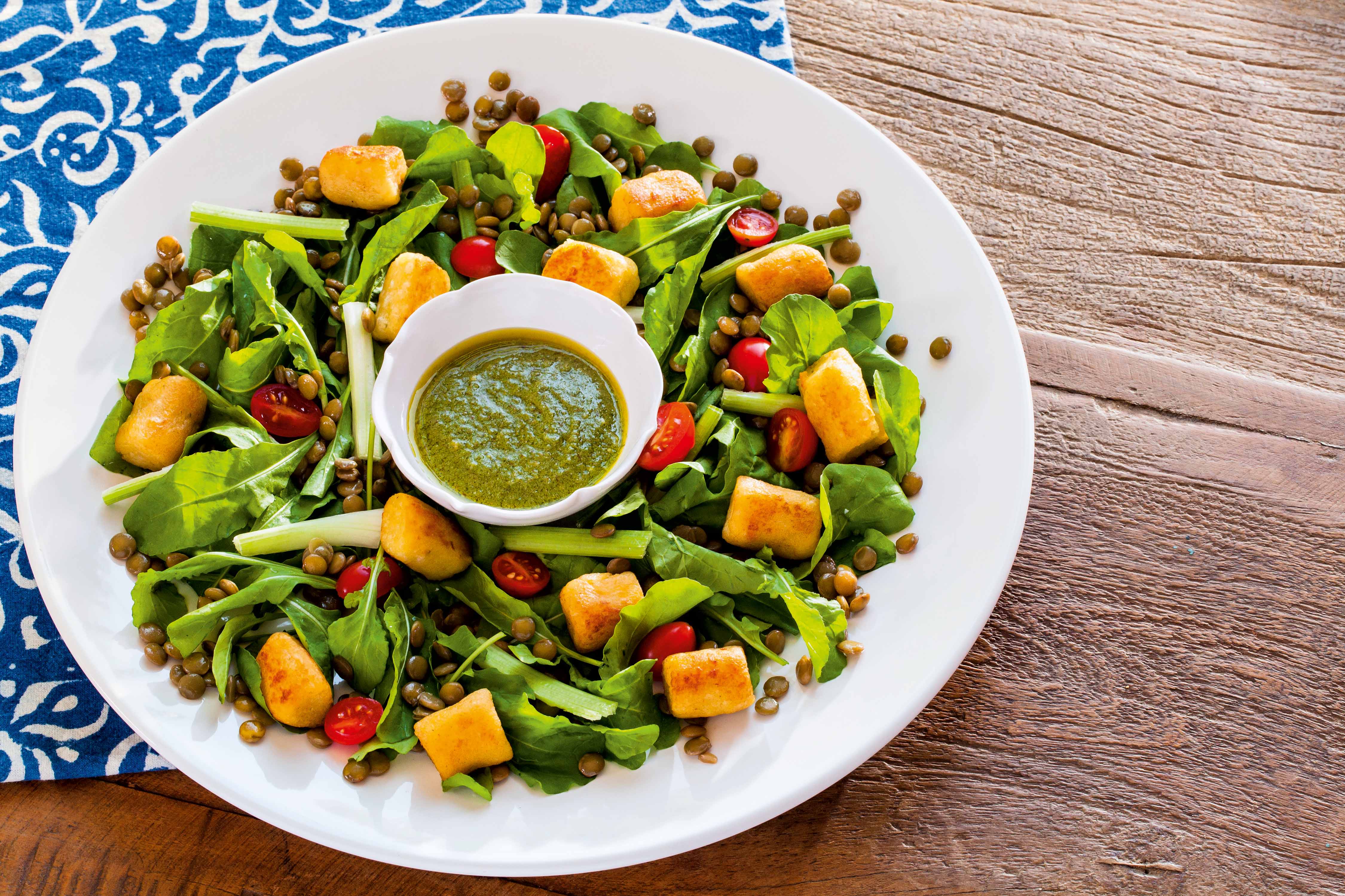 Salada de Nhoque Dourado com Rúcula, Tomates, Erva-doce e Lentilhas