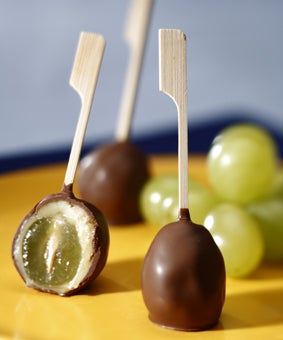 Espetinho de Brigadeiro com Uva
