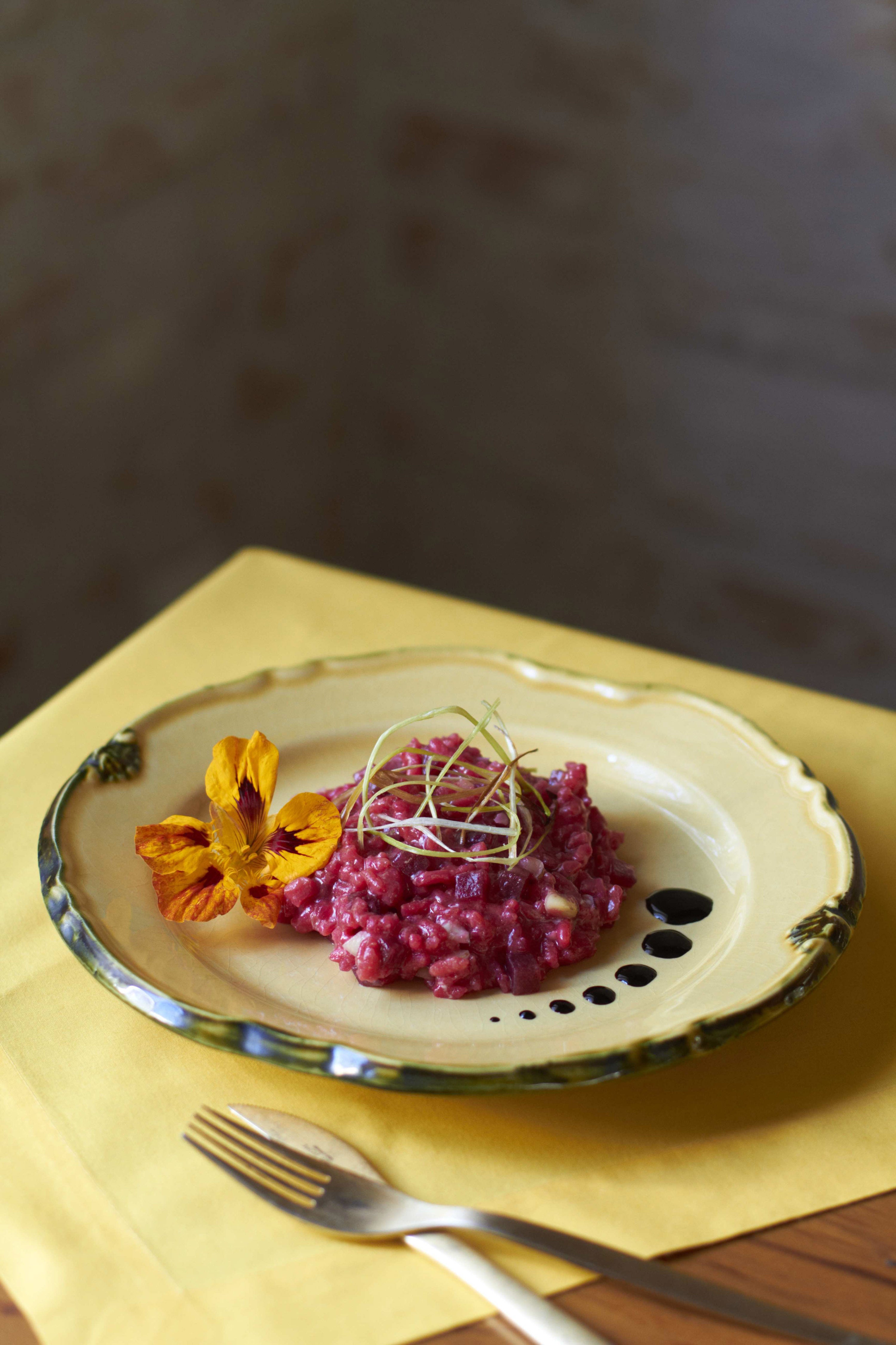 Risoto de Beterraba com Caramelo de Balsâmico, Crispie de Alho-Poró e Flores Comestíveis