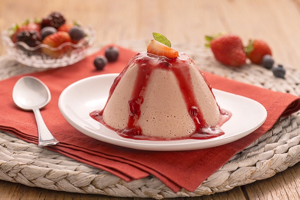 Flan de Morango com Calda de Frutas Vermelhas