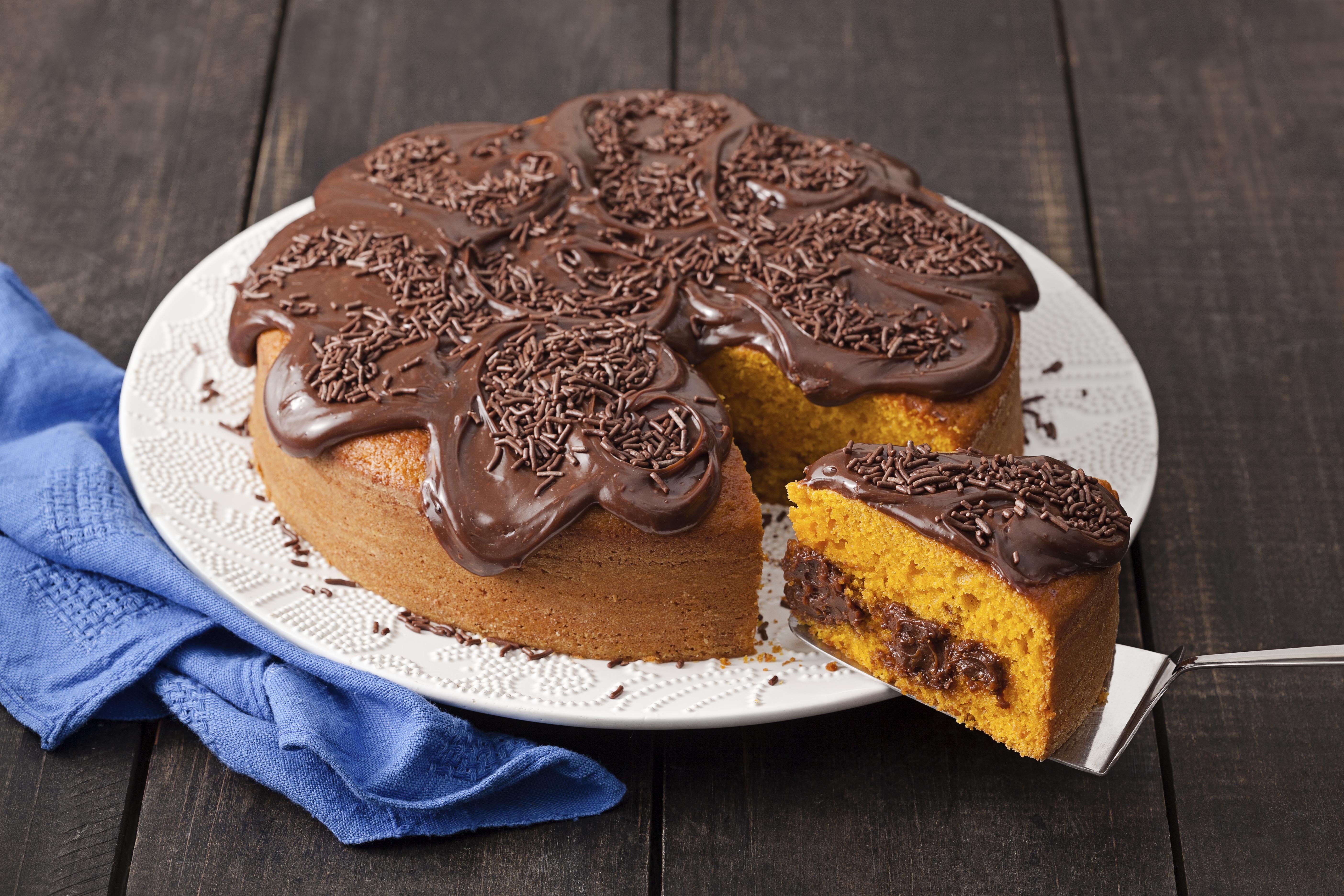 BOLO DE ANIVERSÁRIO CASEIRO DE CHOCOLATE BRIGADEIRO