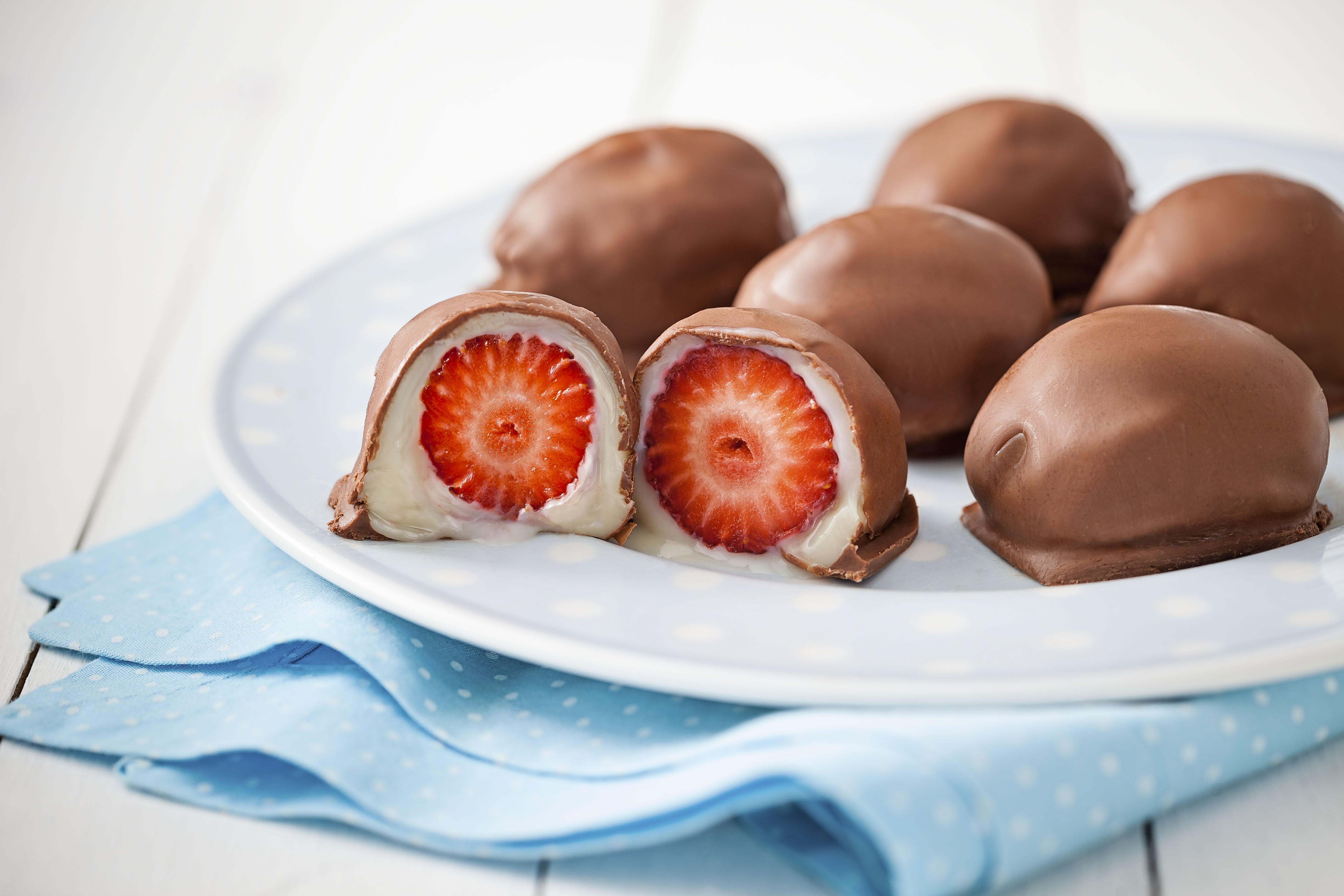 Bombom de Morango Moça: Morango com Chocolate e Leite Condensado