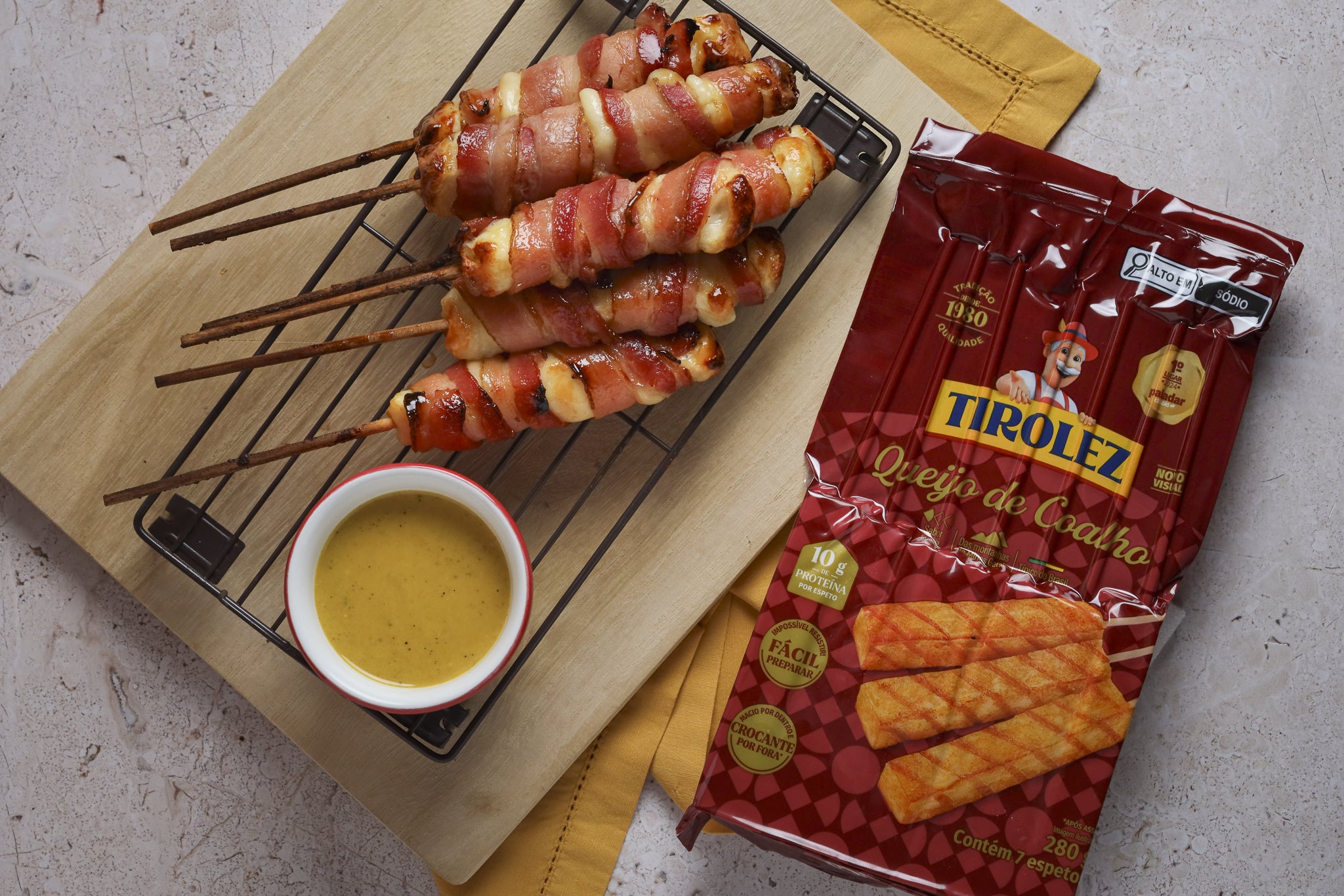Receita de Espetinhos de Queijo Coalho Tirolez Envoltos em Bacon com Molho de Mel e Mostarda