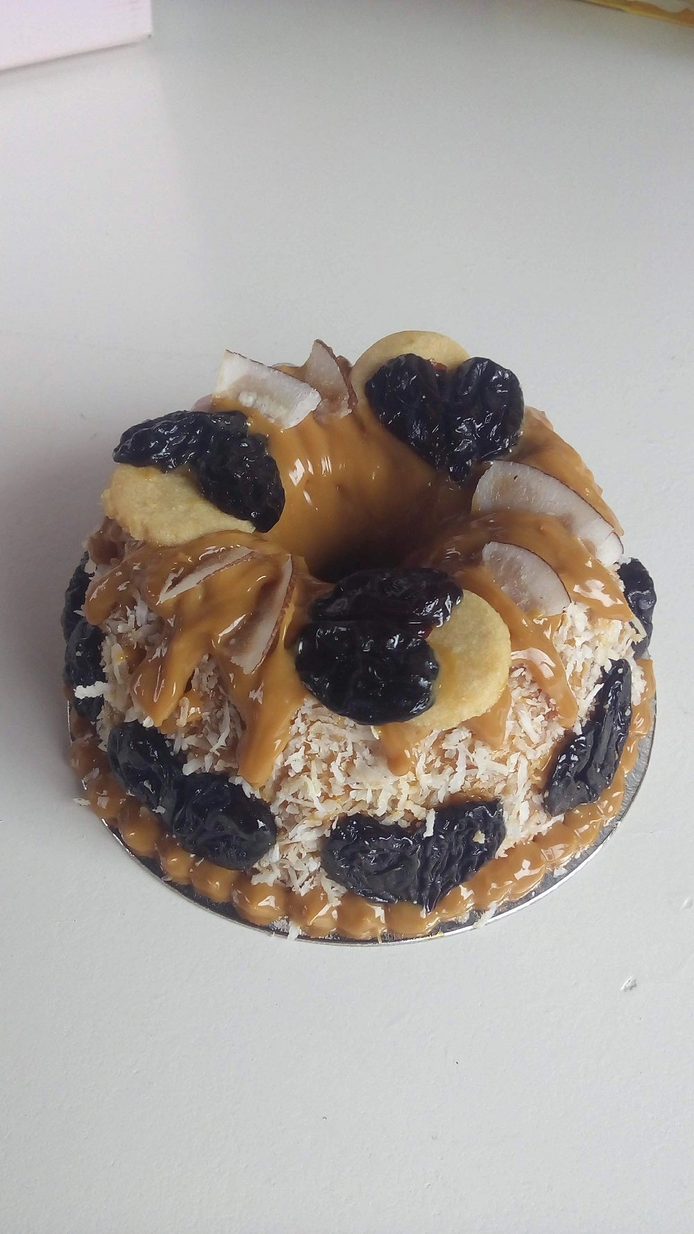 Bolo de Tapioca com Doce de Leite e Ameixa
