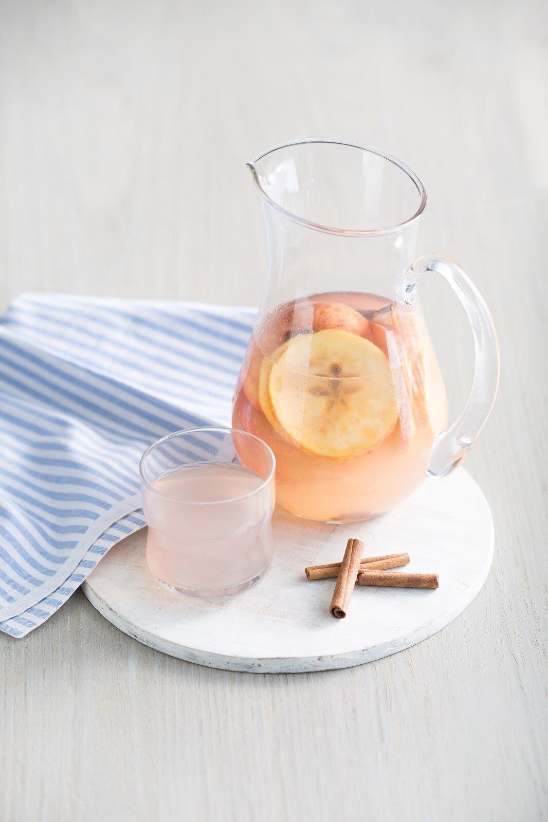 Chá Gelado de Maçã, Limão e Canela com ThickenUp Clear