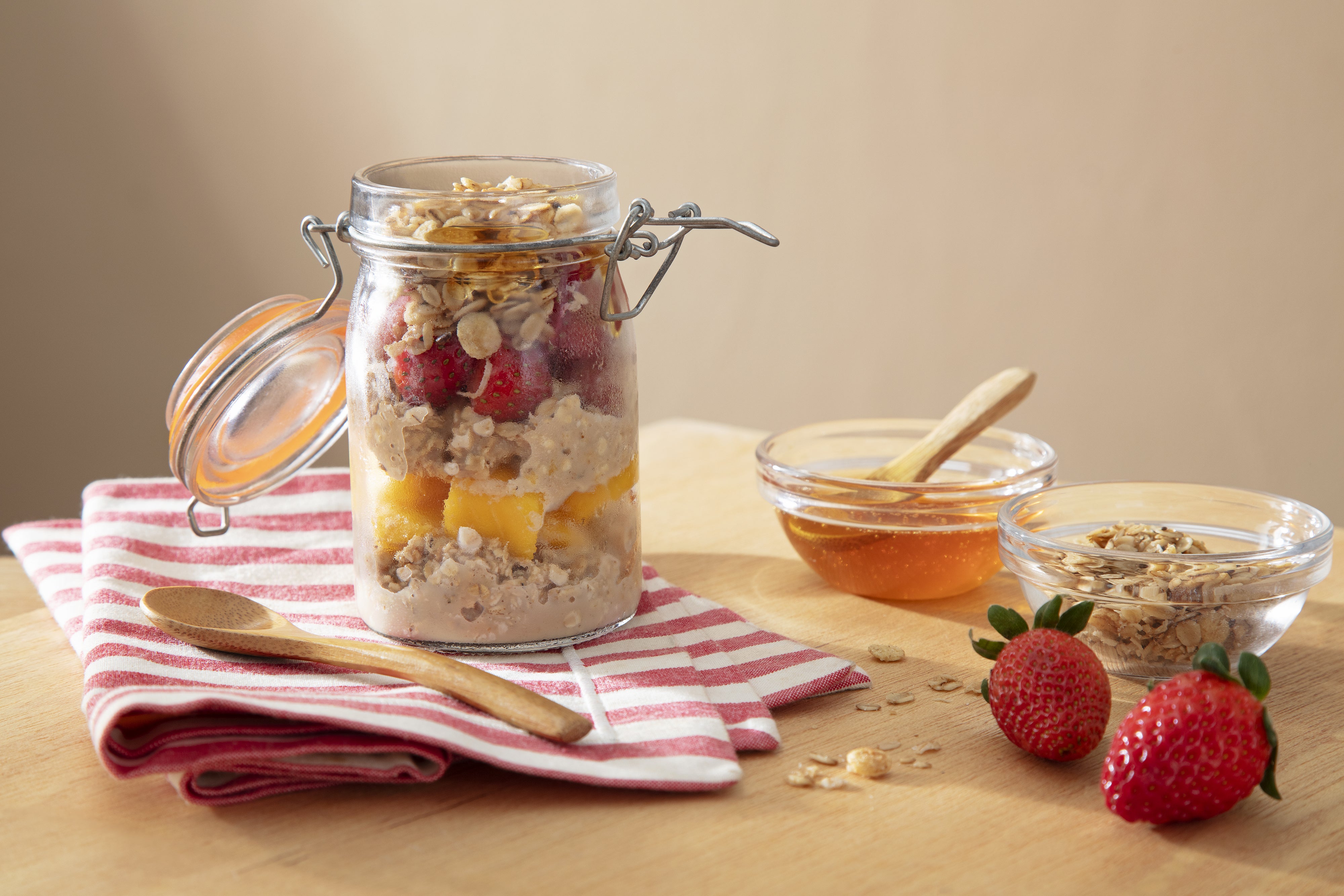 Receita de Overnight Oats de Manga, Morango e Baunilha