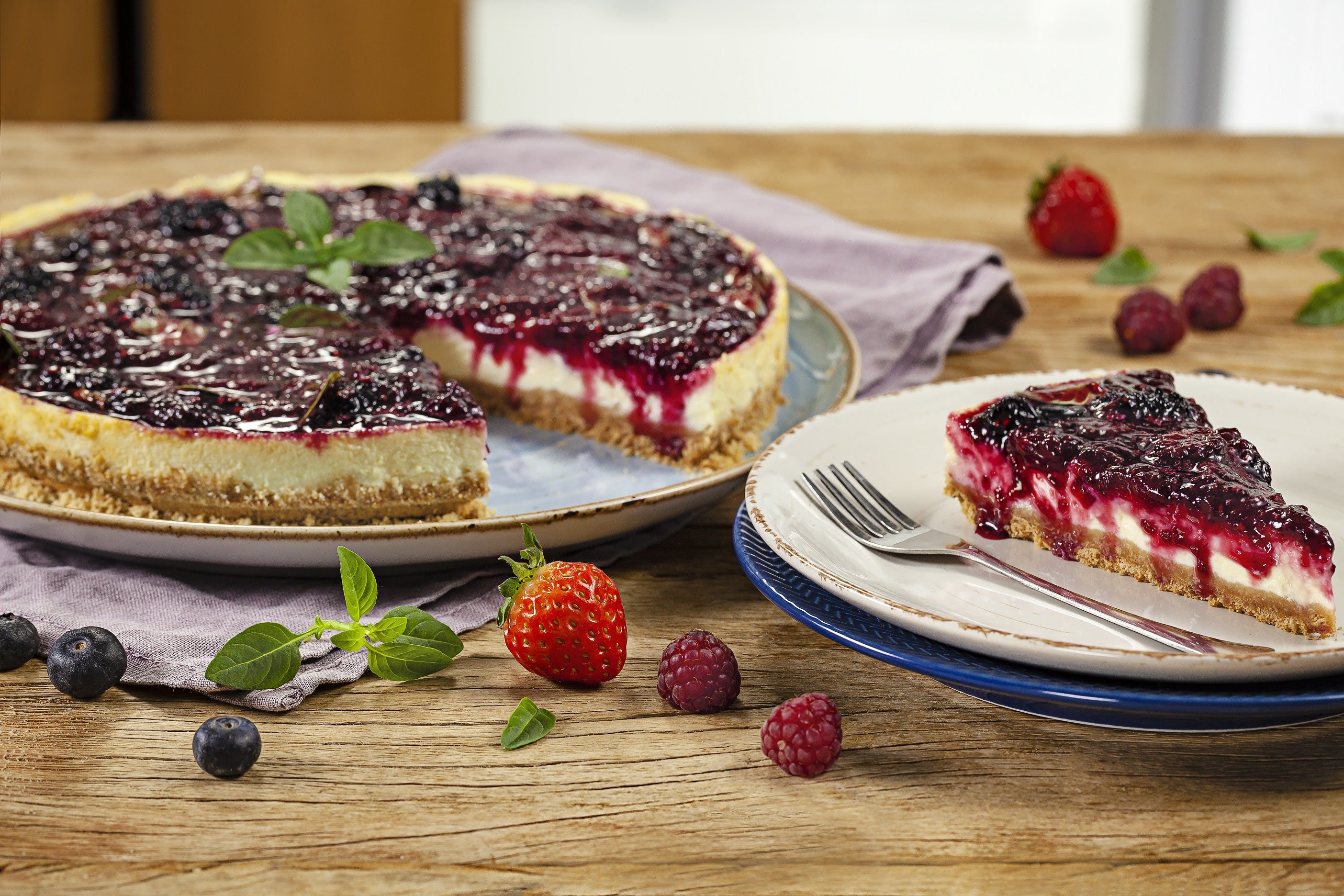 Cheesecake de Iogurte Grego com Calda de Frutas Vermelhas e Manjericão