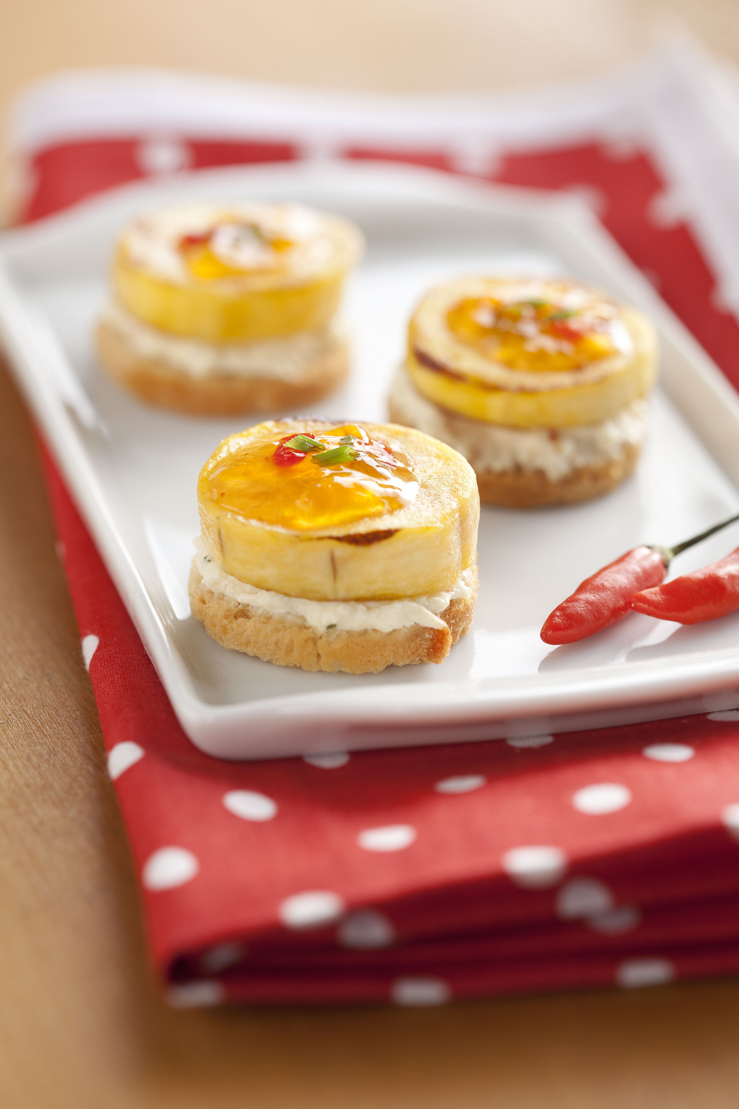 Canapés de Banana-da-terra com Geleia de Pimenta