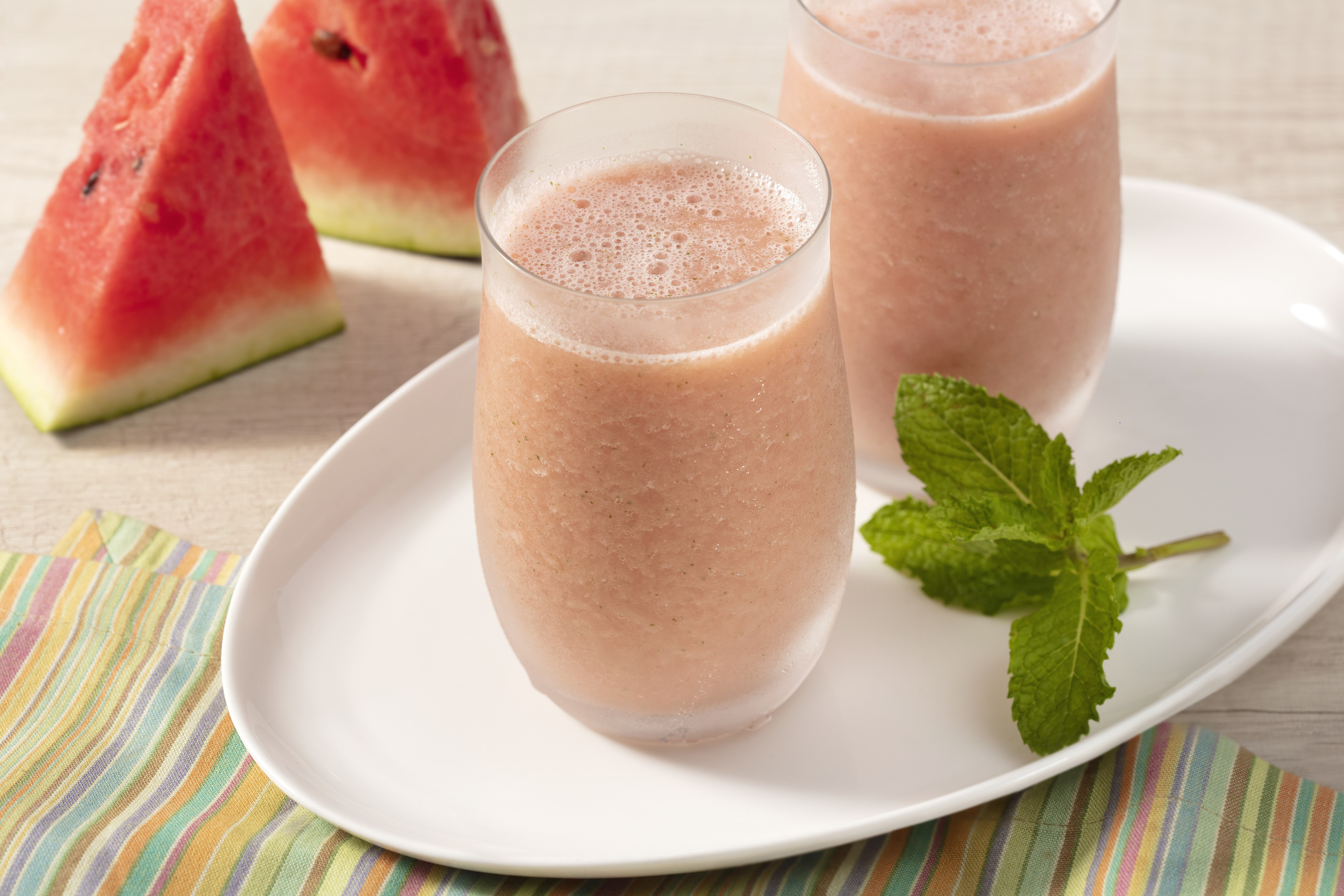 Smoothie Refrescante de Melancia, Abacaxi e MOLICO Desnatado