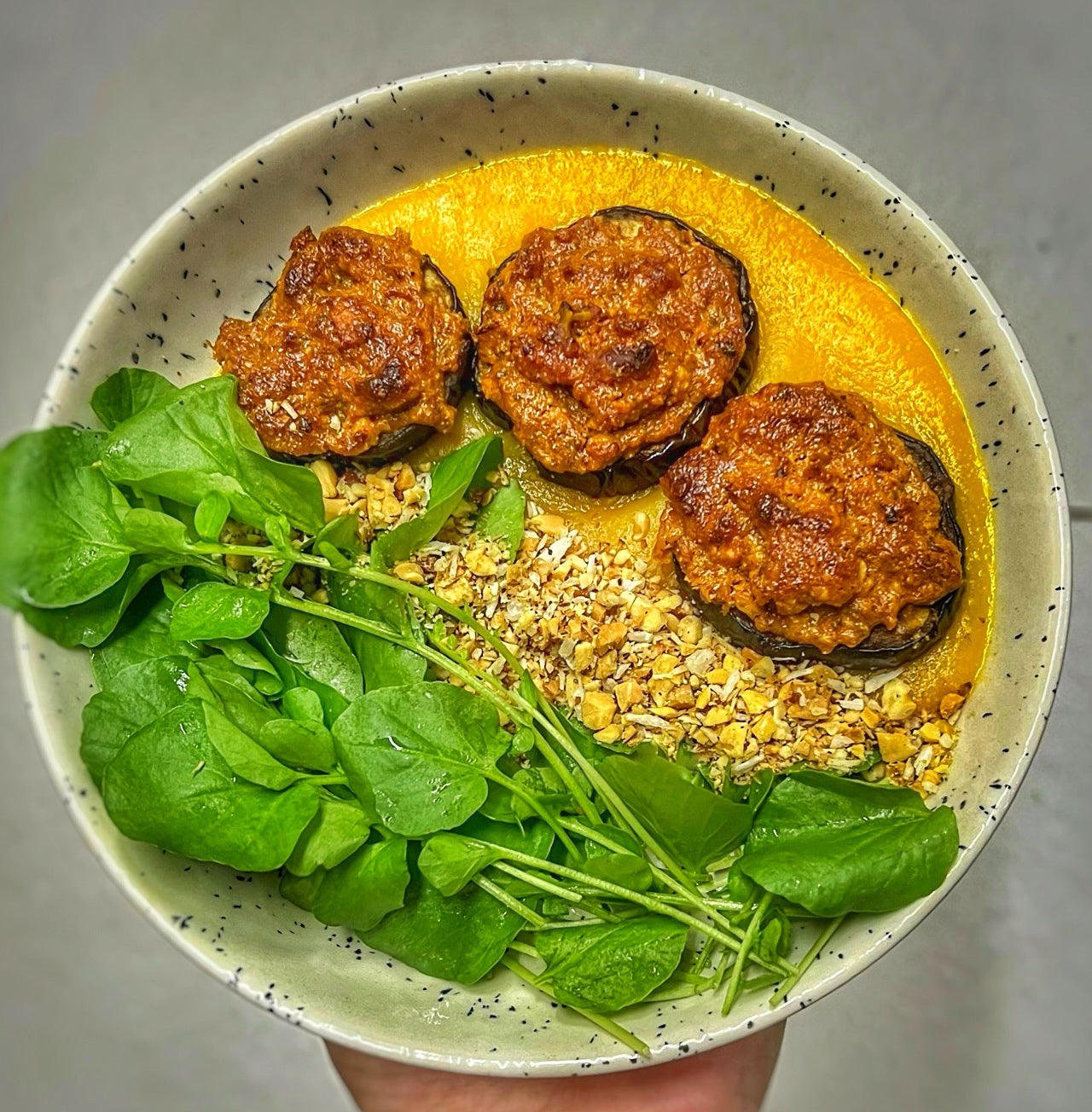 Receita de Medalhão de Berinjela Gratinado com Purê e Farofa