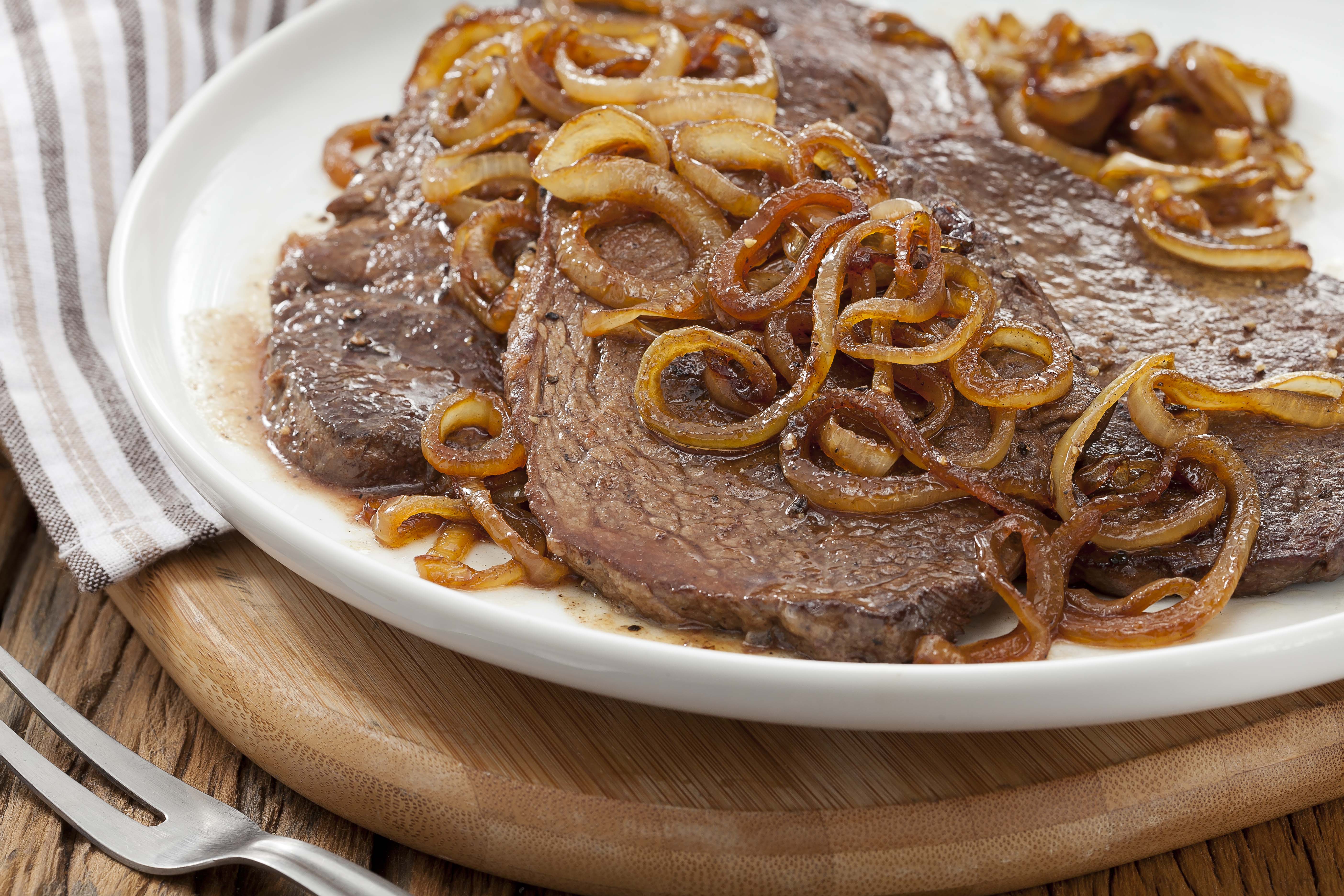 Bife Acebolado com Maggi Meu Segredo Refoga