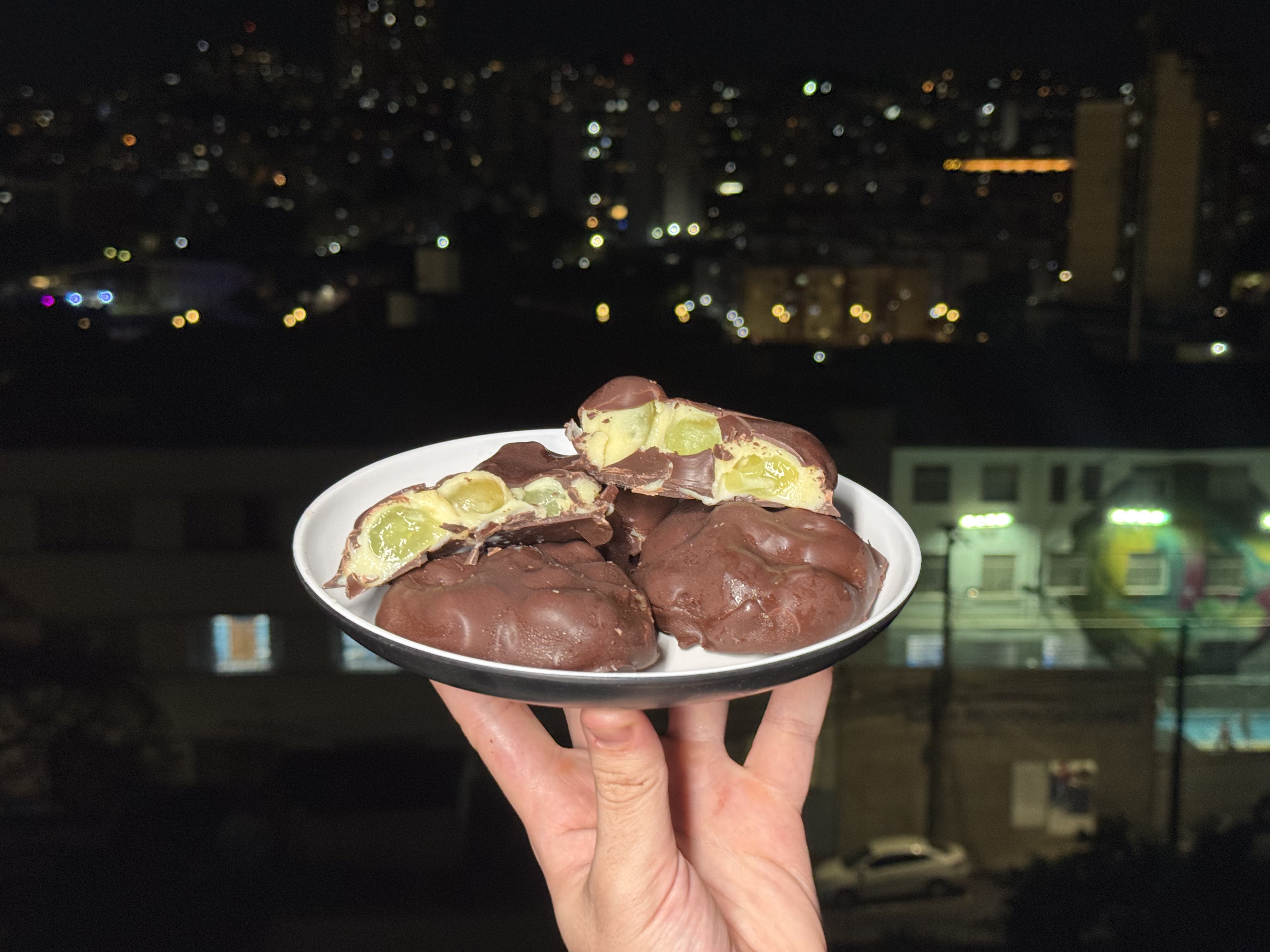 Receita de Bombom de Uva Verde com Brigadeiro Branco e Cobertura de Chocolate