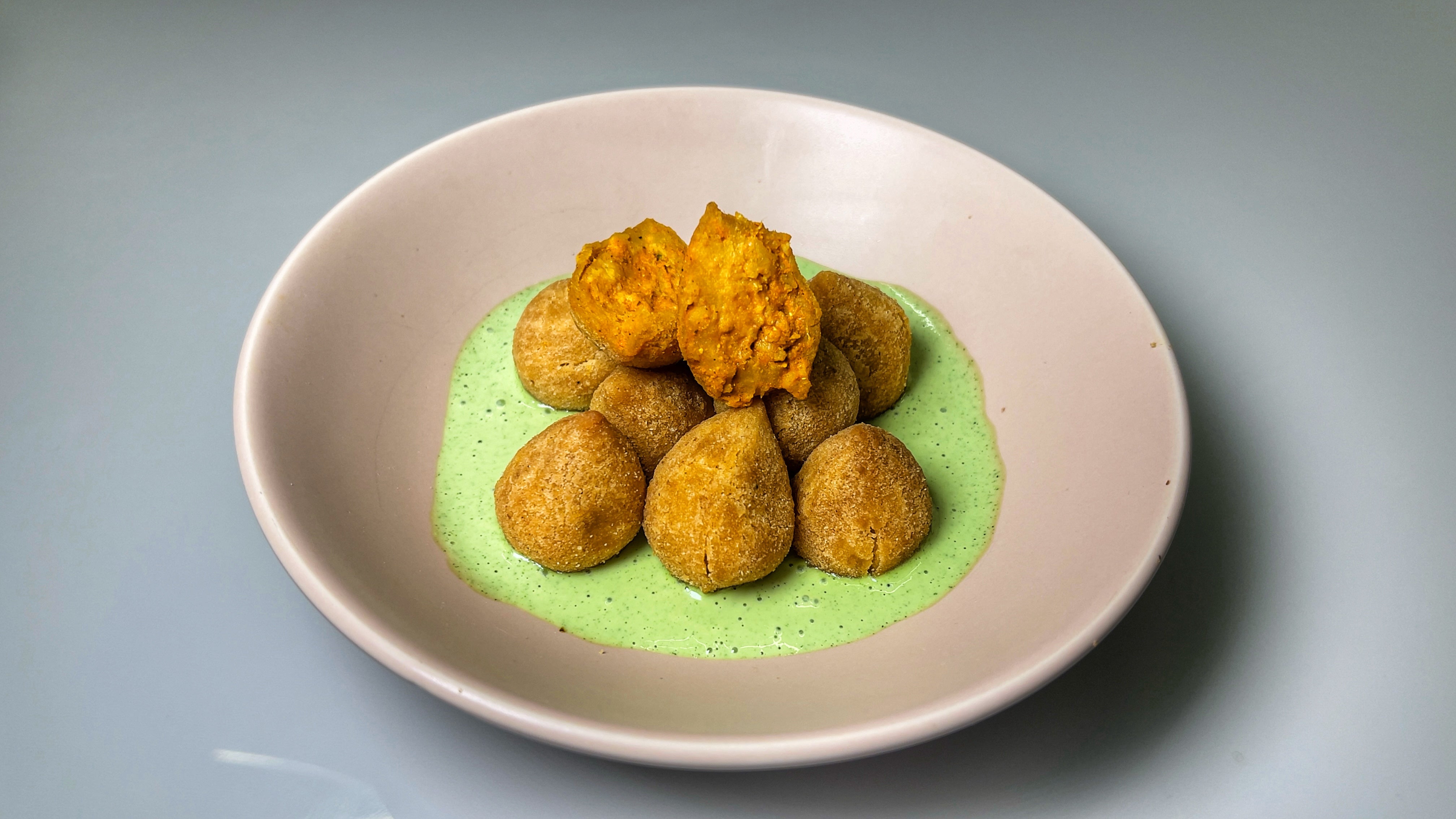 Receita de Mini Coxinha de Abóbora com Frango e Molho de Ervas