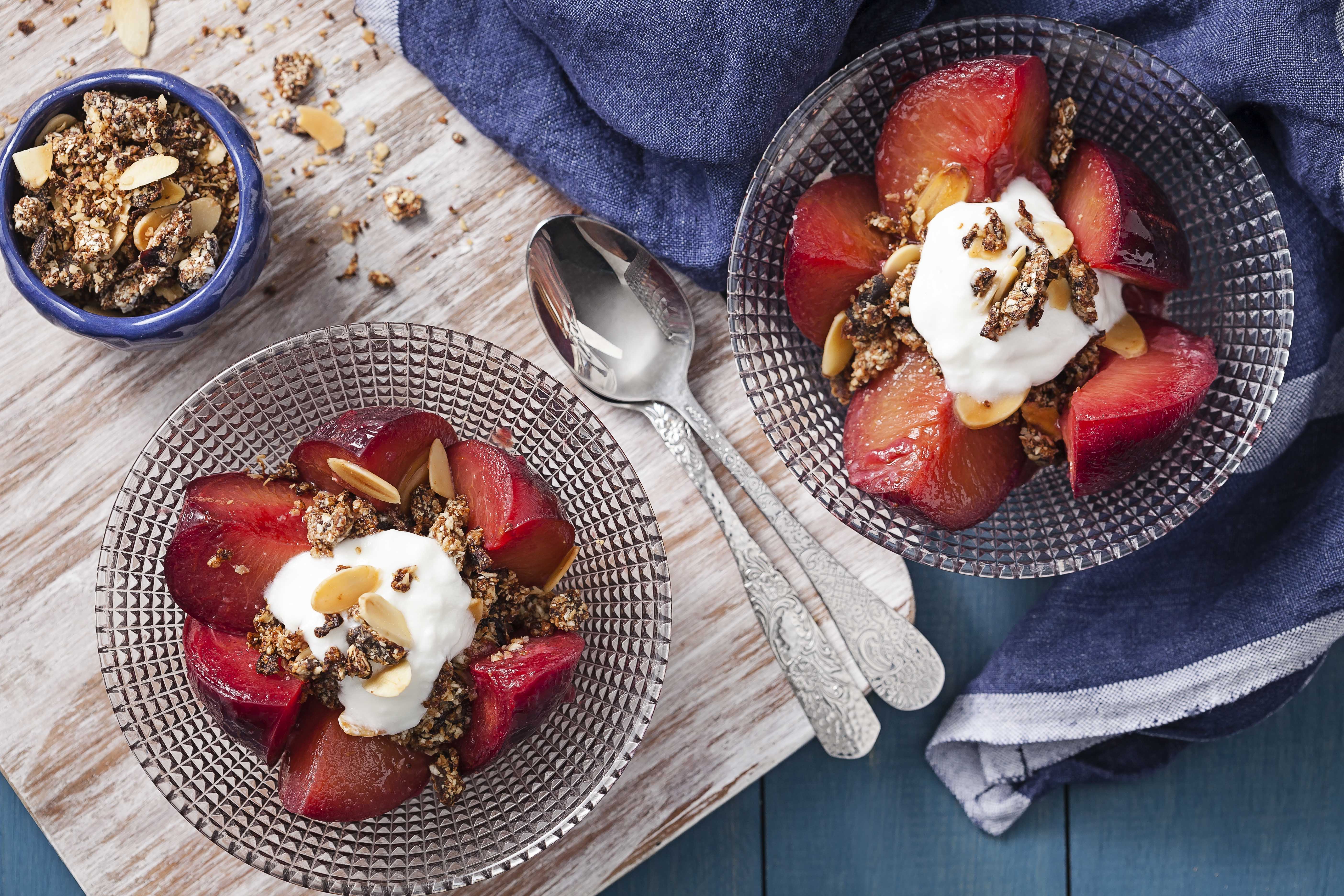 Frutas Assadas com Farofa Doce Crocante e Iogurte