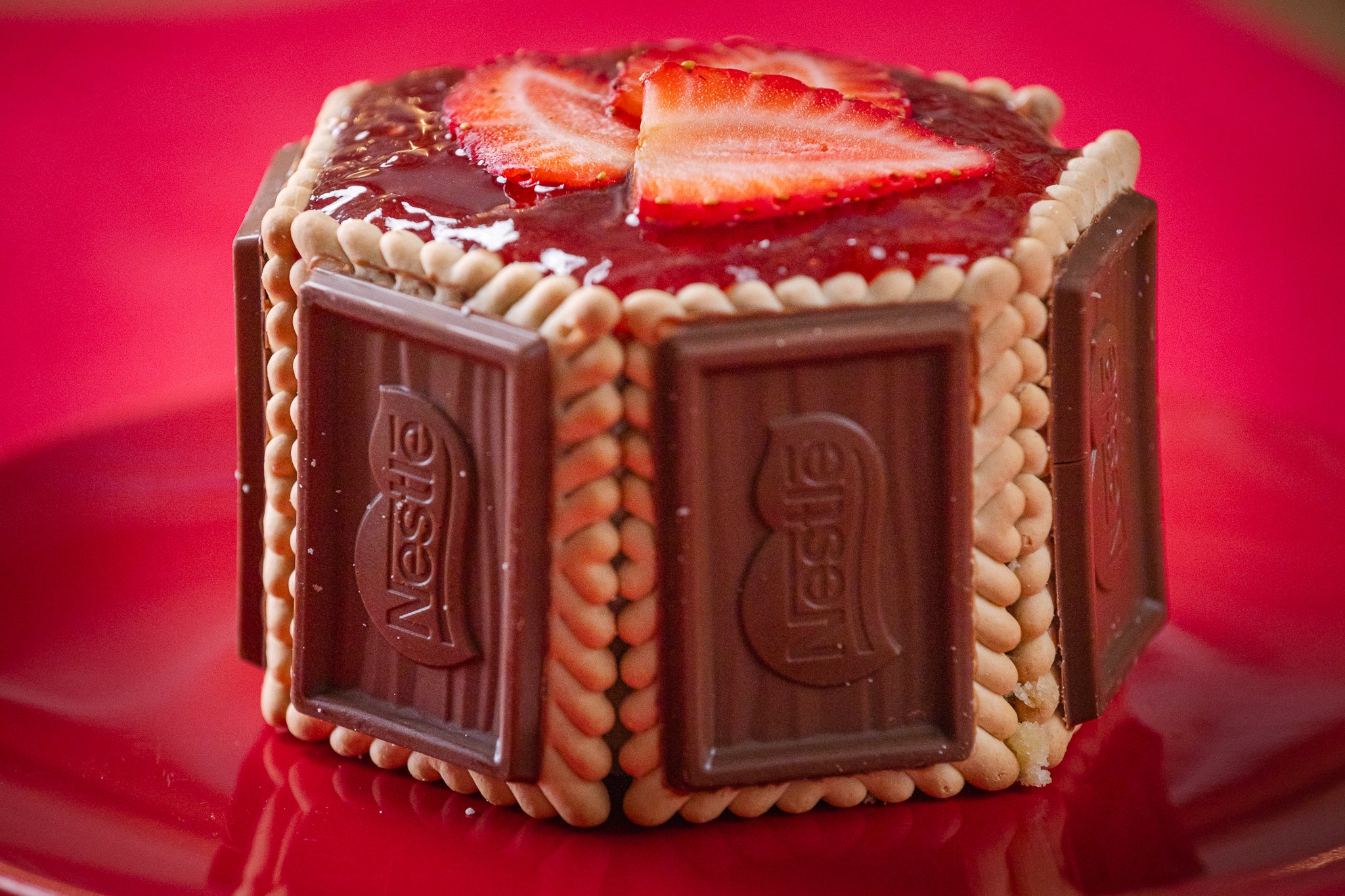 Receita de Torre de NESTLÉ Choco Biscuit e Morango
