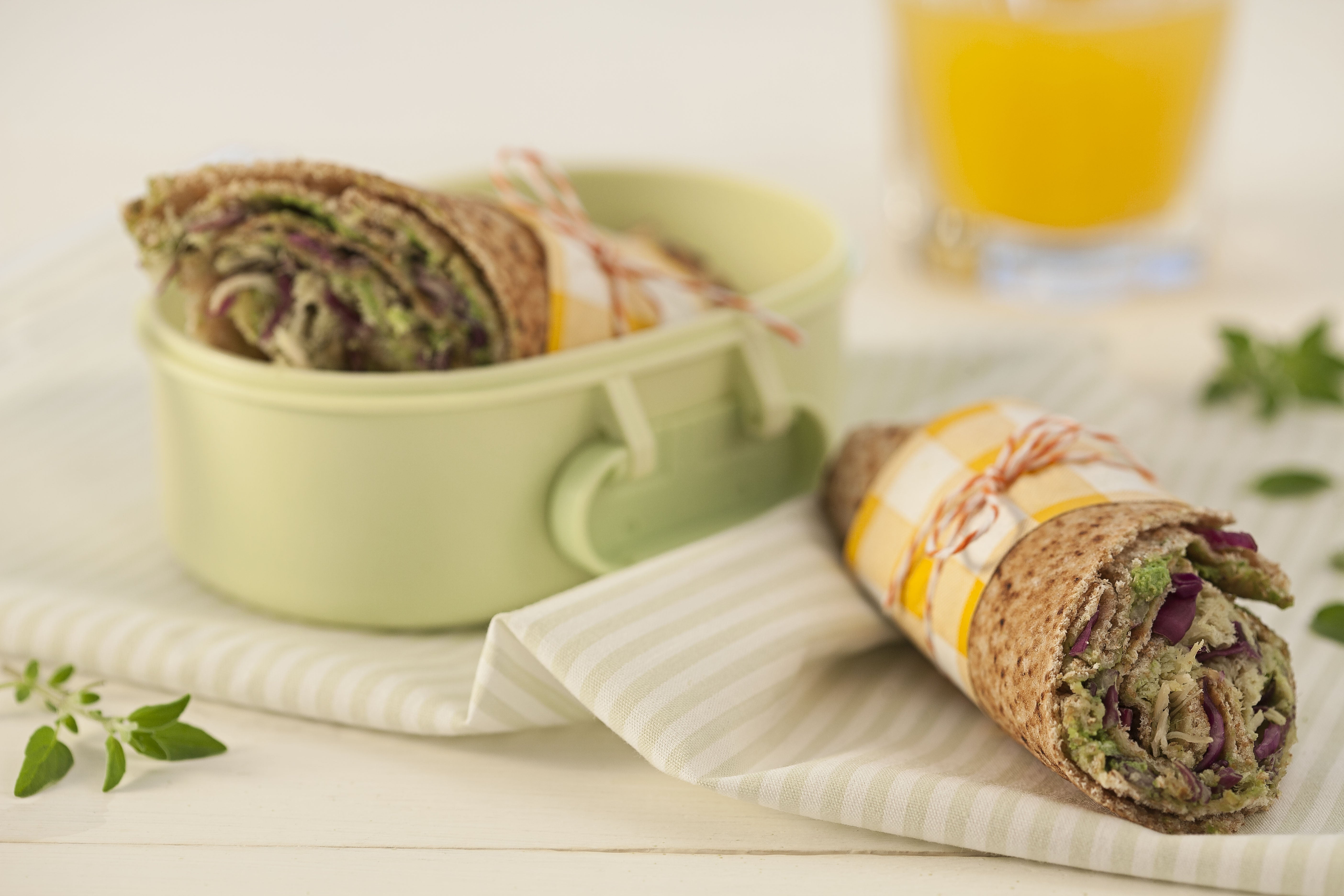 Wrap Integral com Pasta de Rúcula, Repolho Roxo e Frango