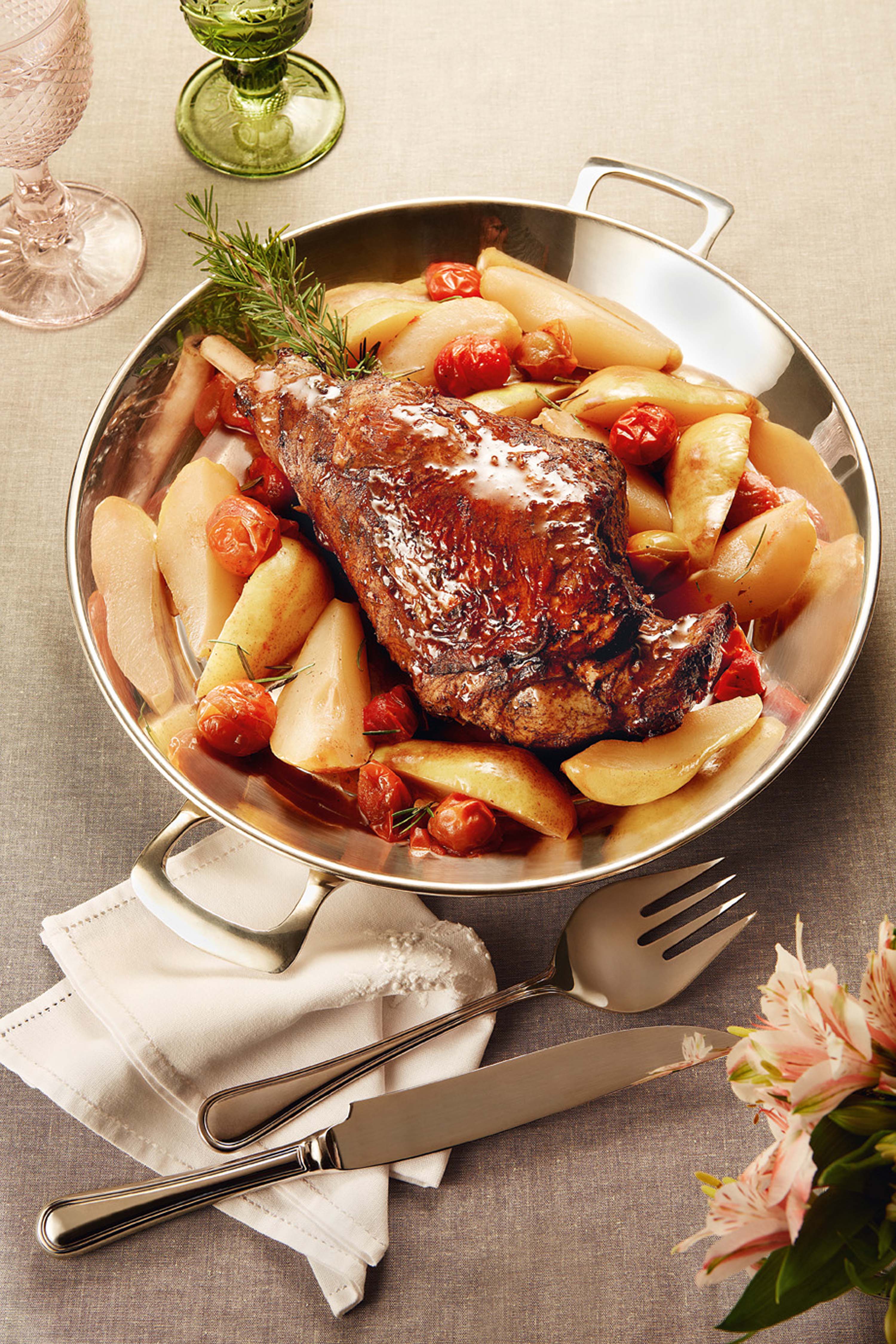 Pernil de Cordeiro com Vinho, Peras e Ervas