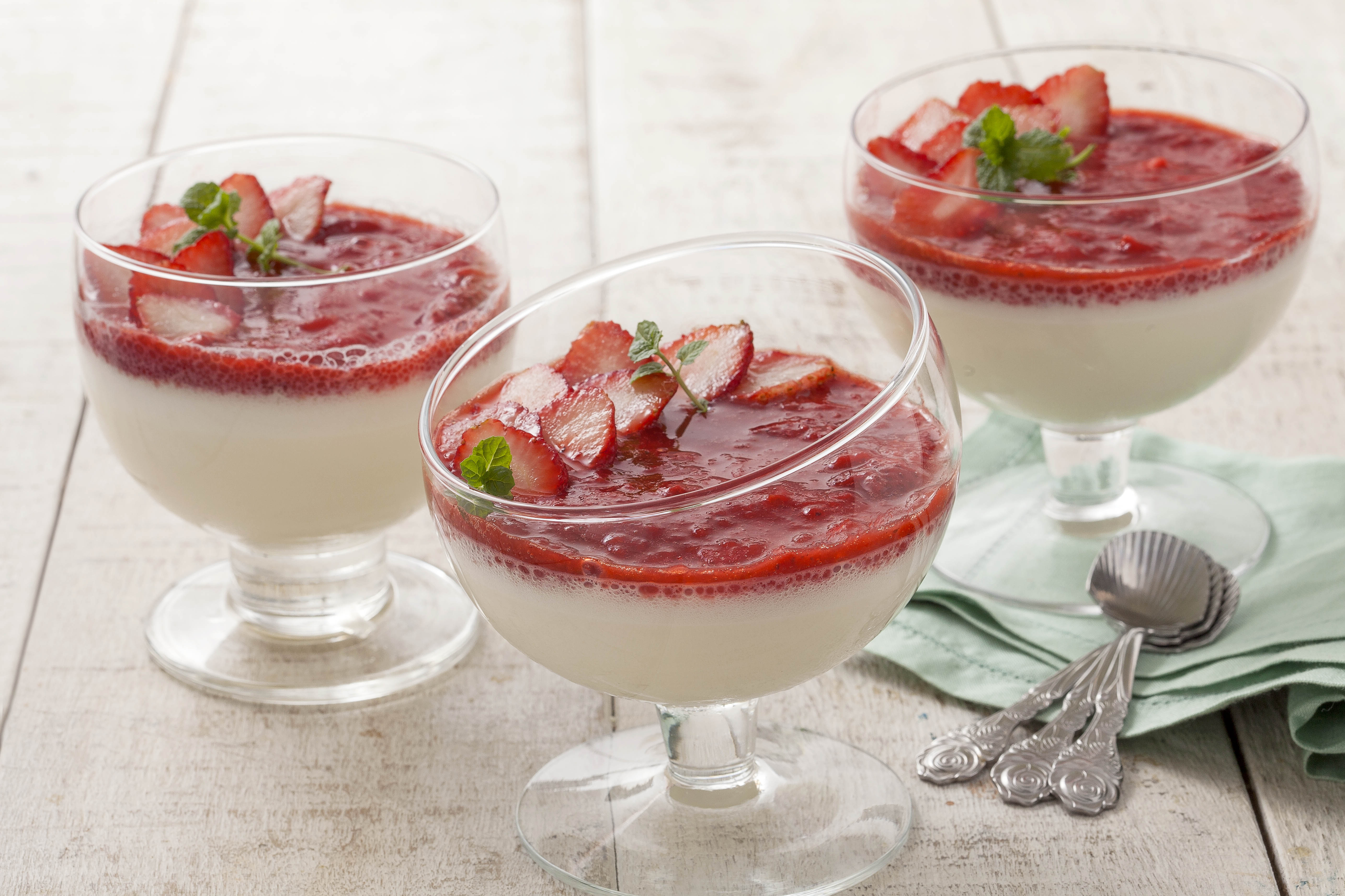 Mousse de Leite Moça e Purê de Morango