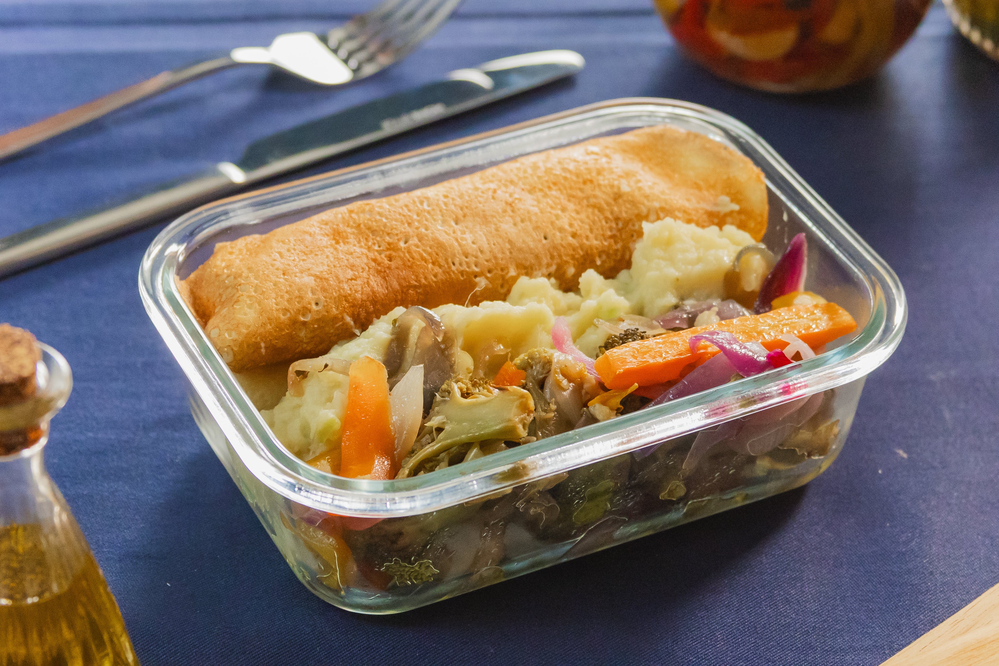 Receita de Marmita de Panqueca sem Glúten com Carne Desfiada, Batata-Doce, Abobrinha e Cenoura