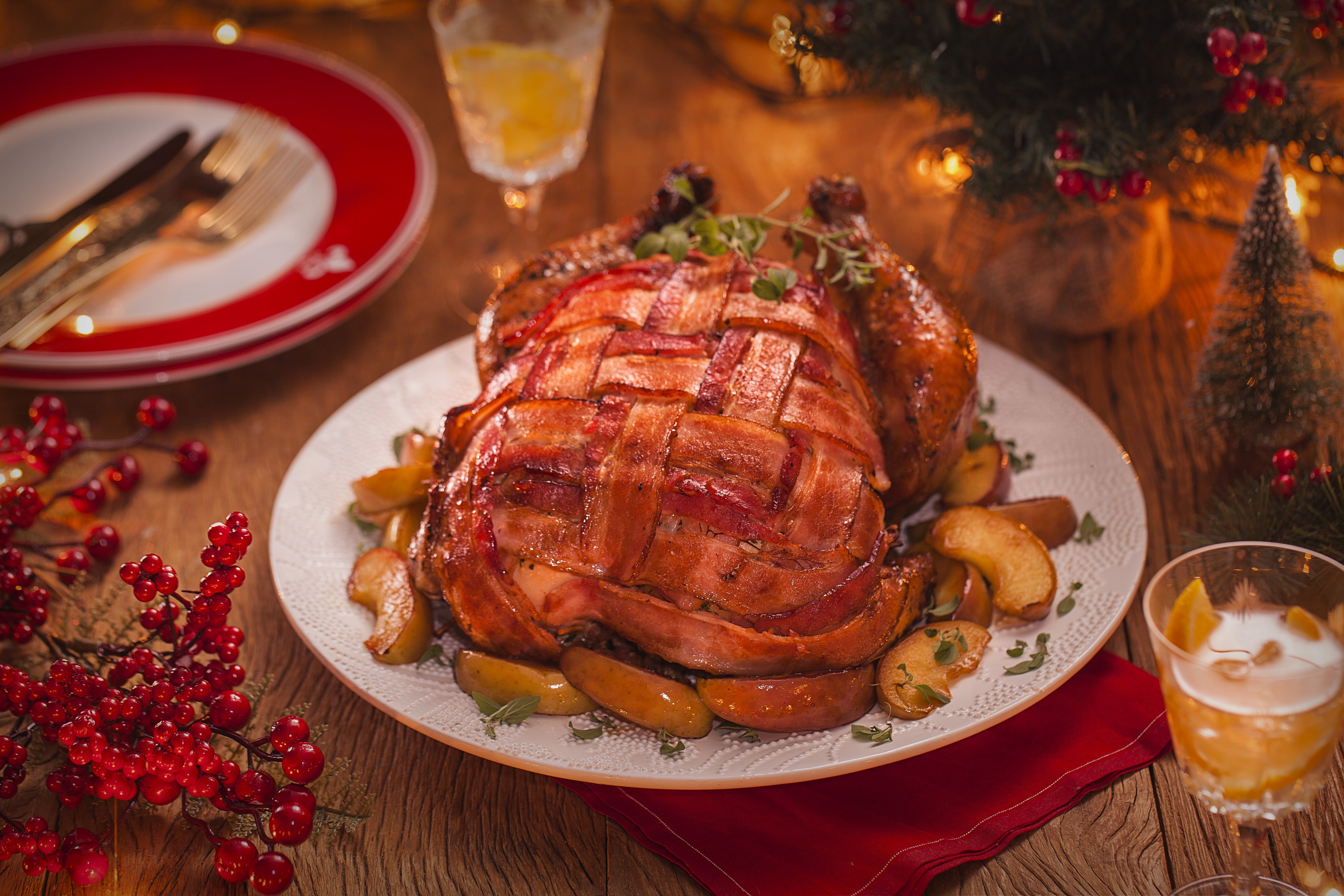 Chester Coberto com Bacon e Recheio de Maçã e Abacaxi | Receitas Nestlé Chester Coberto com Bacon e Recheio de Maçã e Abacaxi | Receitas Nestlé